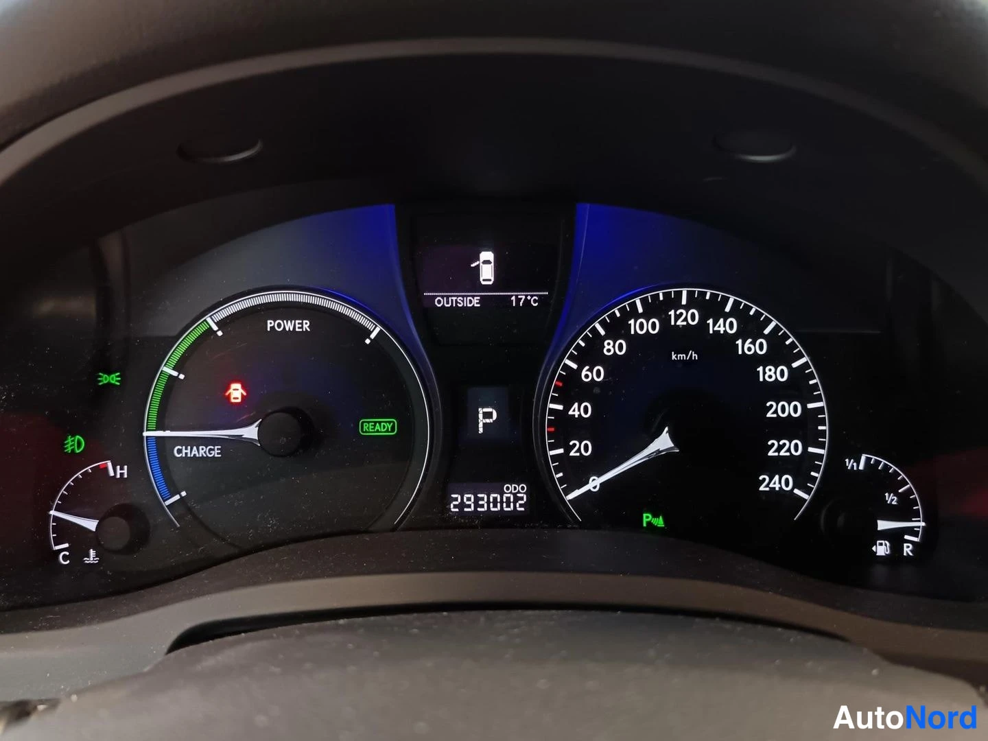 Yksityiskohta: Auton mittaristo, jonka ODO-näyttö näyttää 293002 km; näkyvissä POWER/CHARGE-mittari, READY-merkki ja nopeusmittari