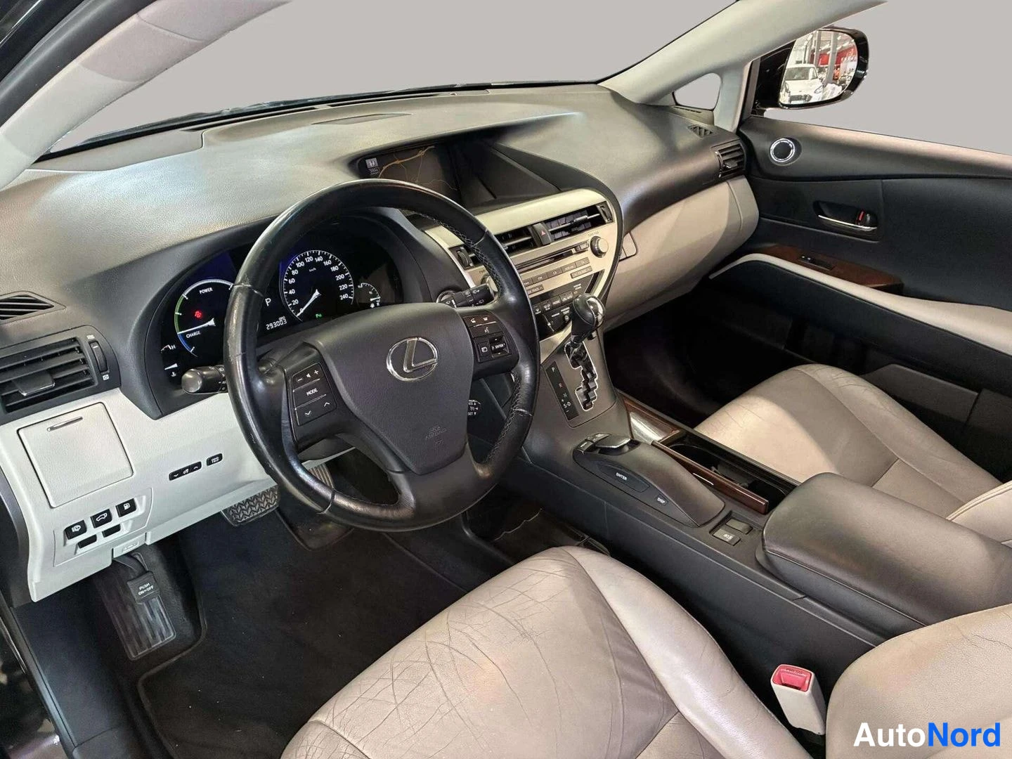 Muu: Ohjaamo Lexus-ohjauspyörällä, hybridimittaristo, navigaattori ja vaaleat nahkaistuimet