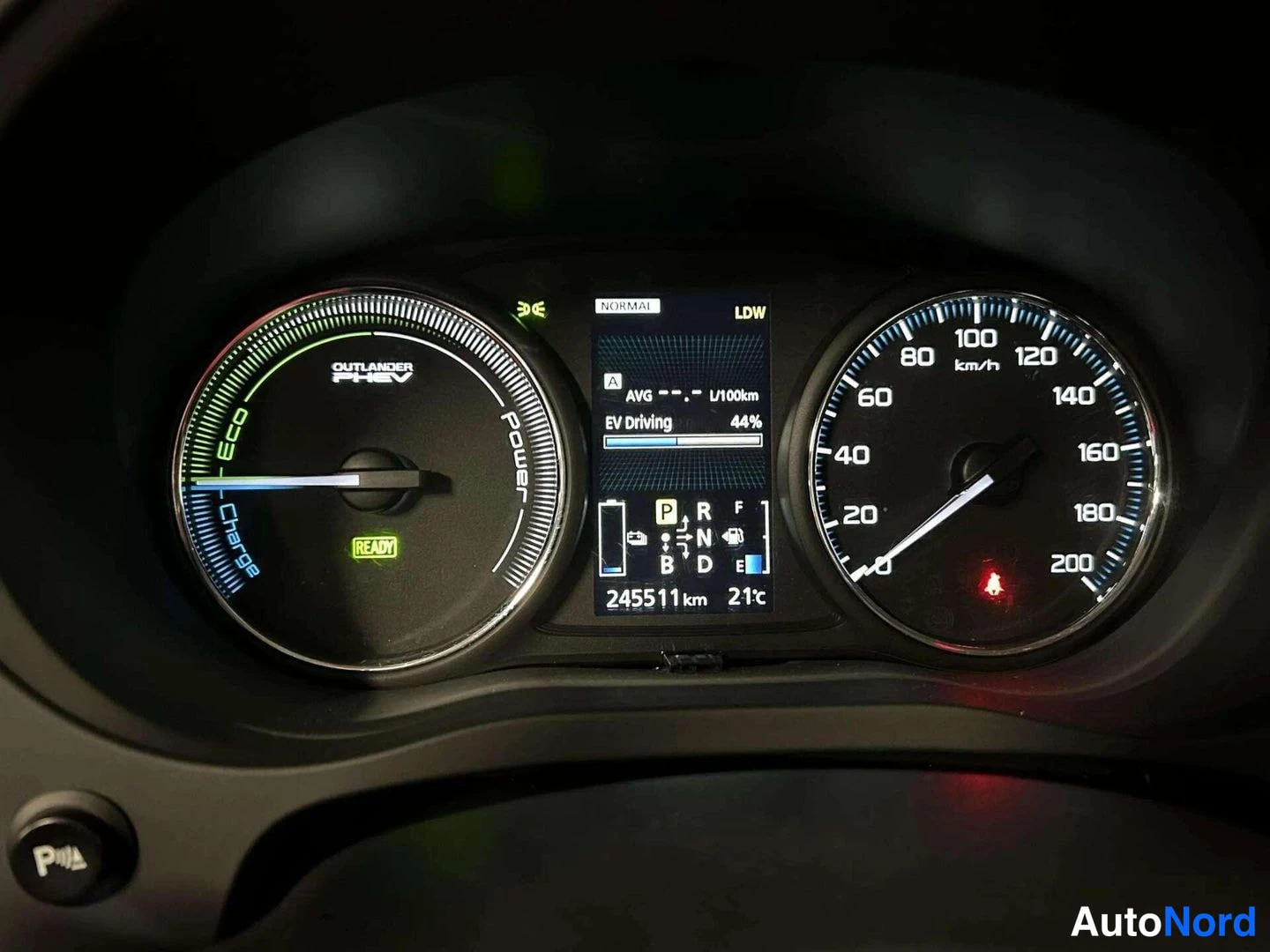Muu: Kojetaulu: vasen energiamittari OUTLANDER PHEV -tekstillä ja READY-merkki, keskinäyttö näyttää EV Driving 44 %, vaihteen P ja lukukilometrit 245511 km, oikealla
