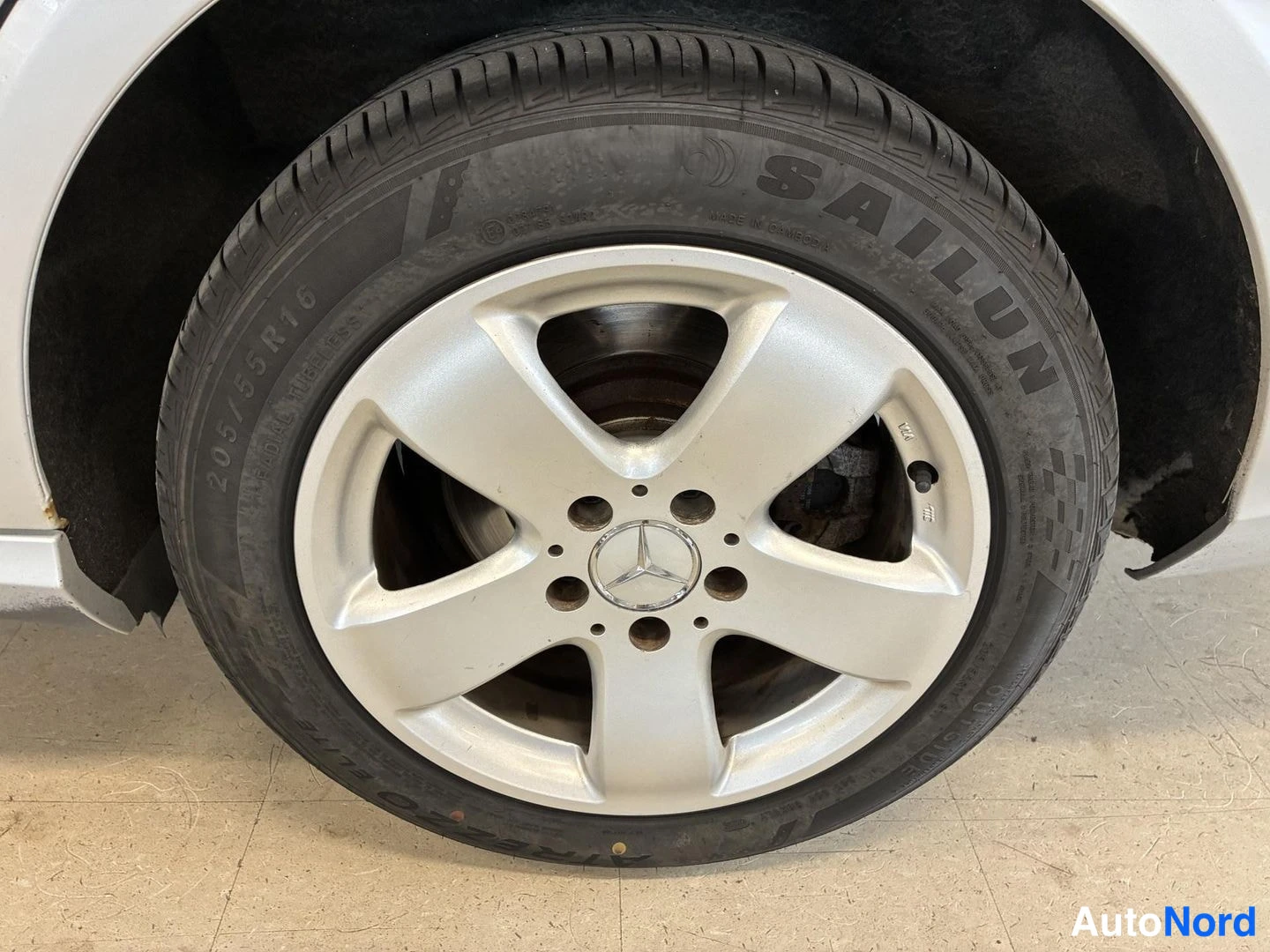 Muu: Hopeanvärinen viisipuolainen kevytmetallivanne ja Sailun 205/55 R16 -rengas