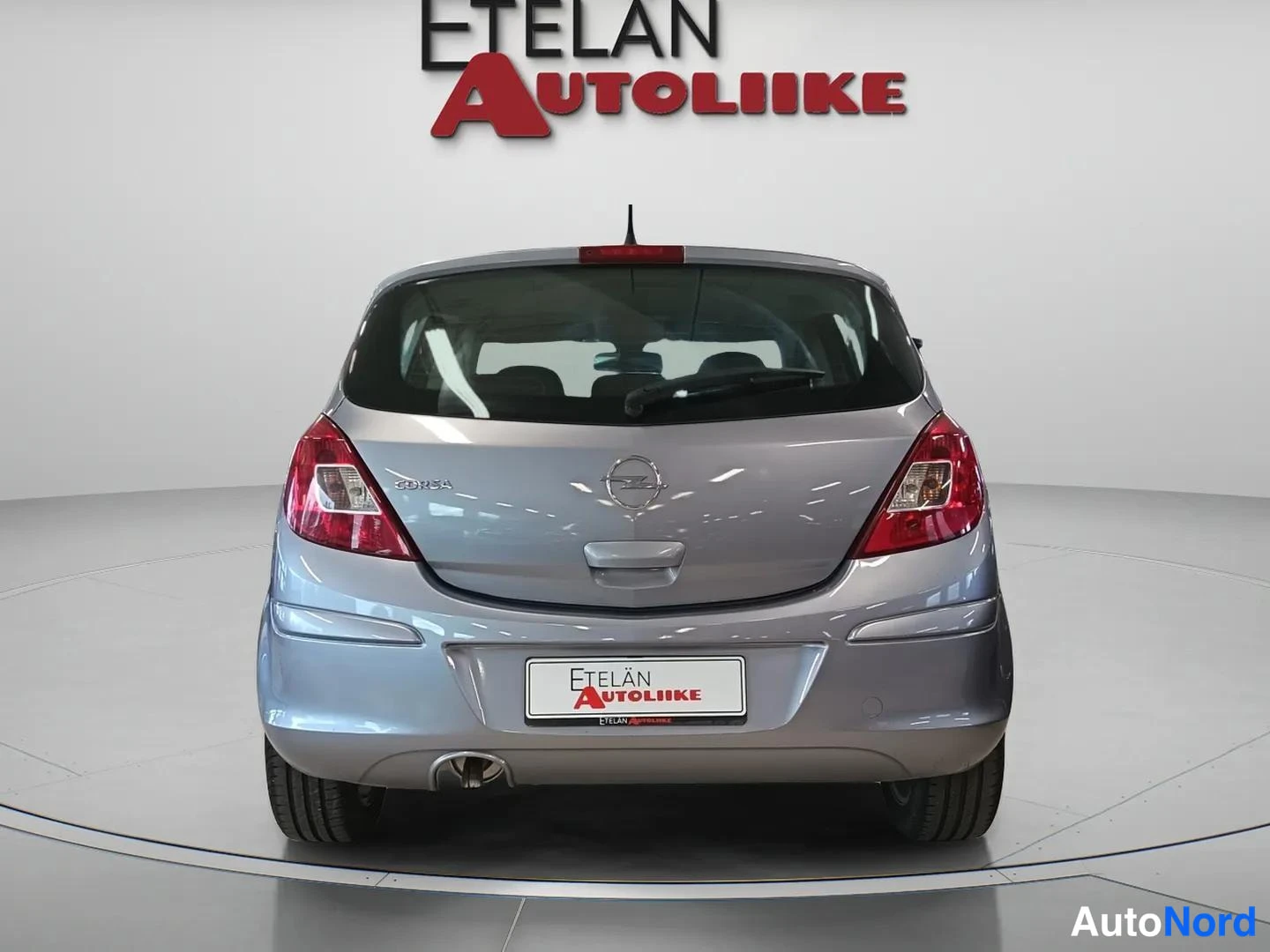 Takaa: Auton takaosa suoraan takaa: viistoperän takaluukku, takavalot ja Opel-merkki, rekisteritunnustilassa Etelän Autoliikkeen merkki.