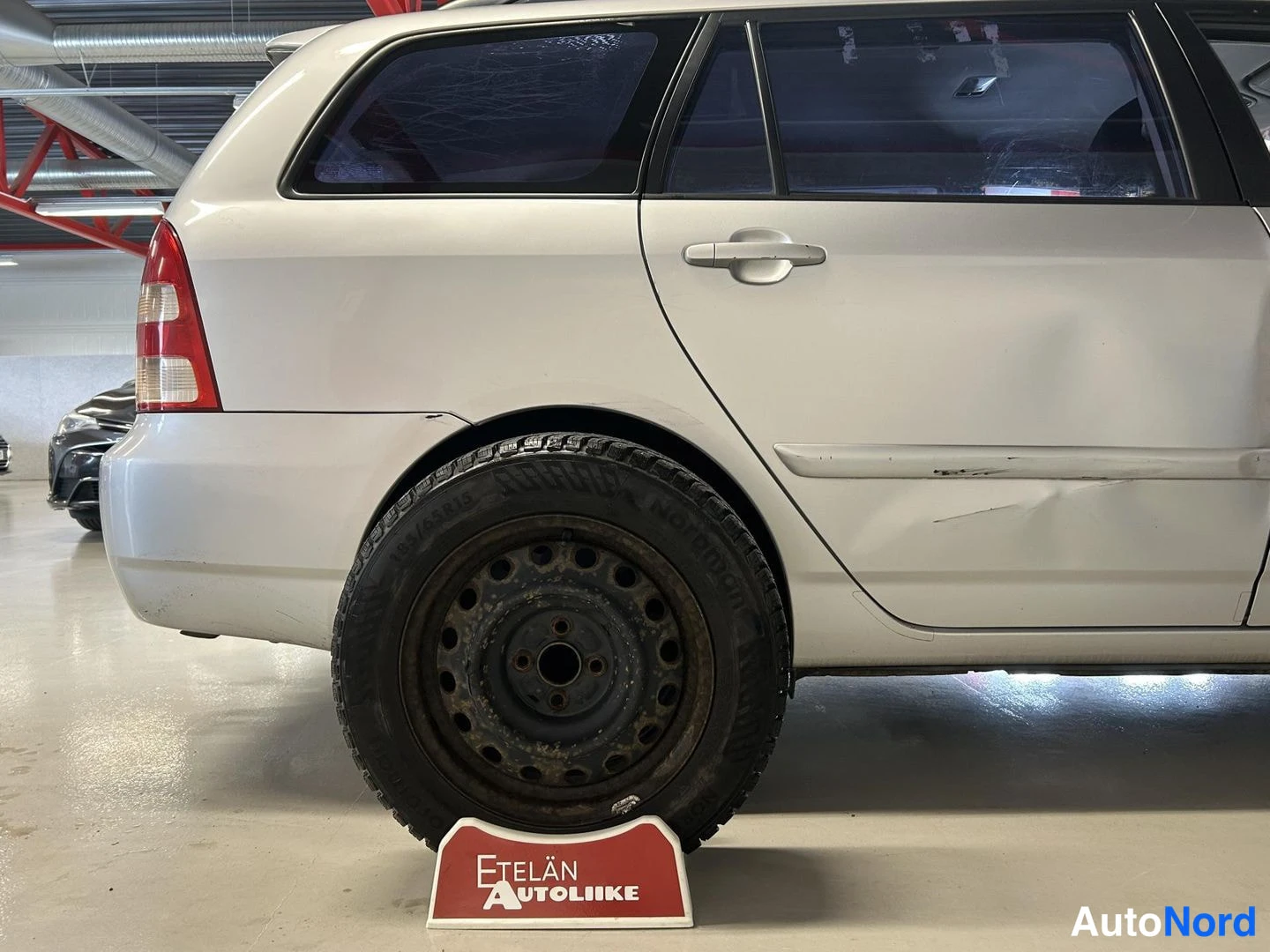 Hopea Toyota Corolla 2003, takaviisto, kuva 7