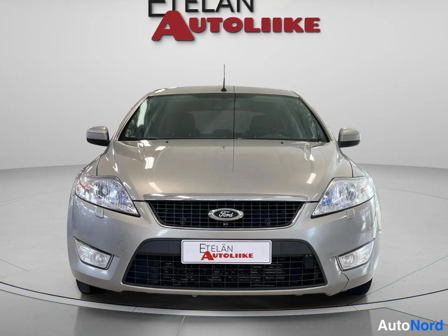 Edestä: Auton etupää suoraan edestä; etusäleikkö, Ford-merkki, ajovalot ja etupuskuri näkyvät.