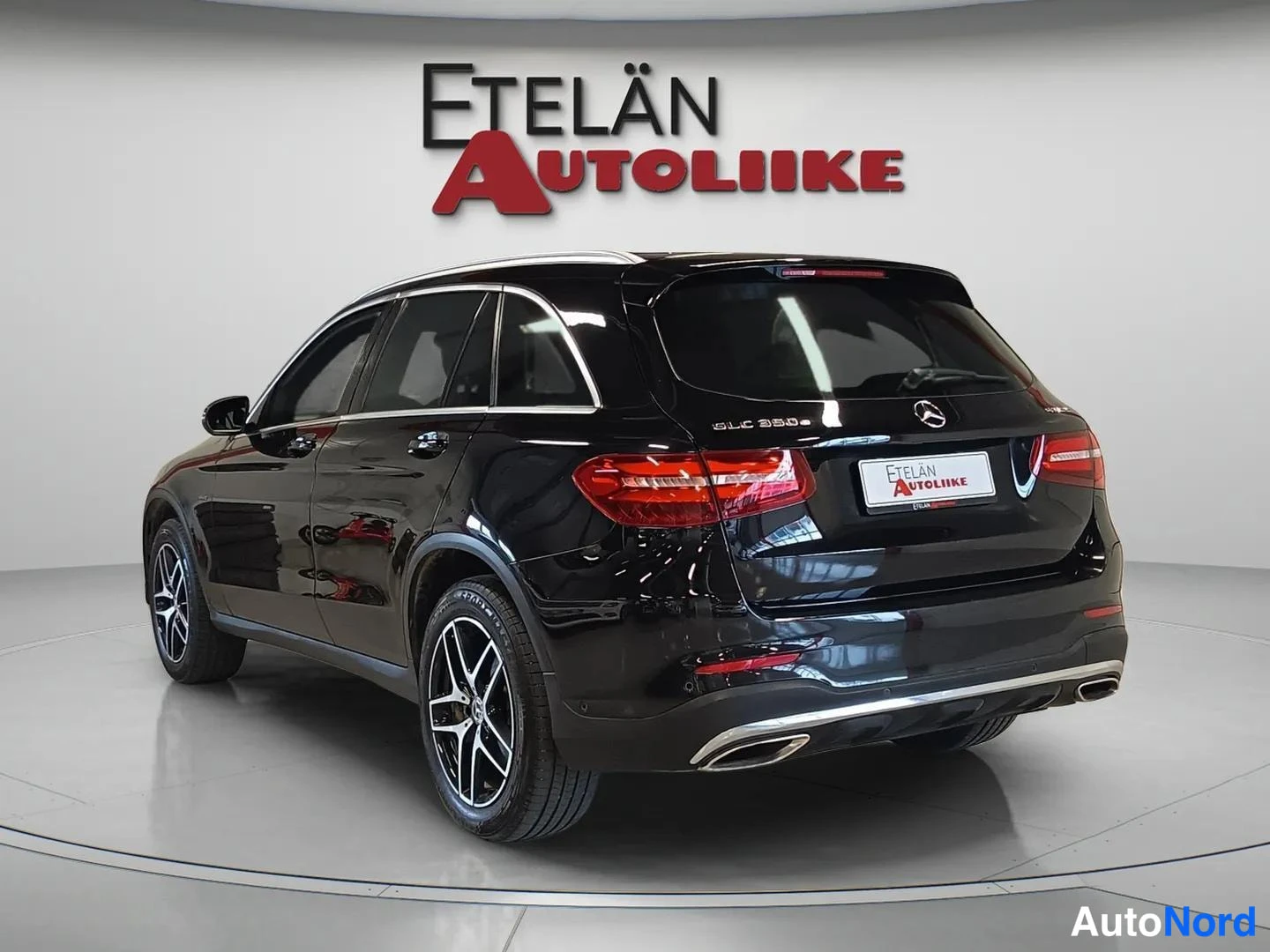 Takaviisto: Musta Mercedes-Benz GLC takaviistosta valokuvastudiossa, punaiset takavalot, kahtosuutimet ja Etelän Autoliike -kyltti takaluukussa.