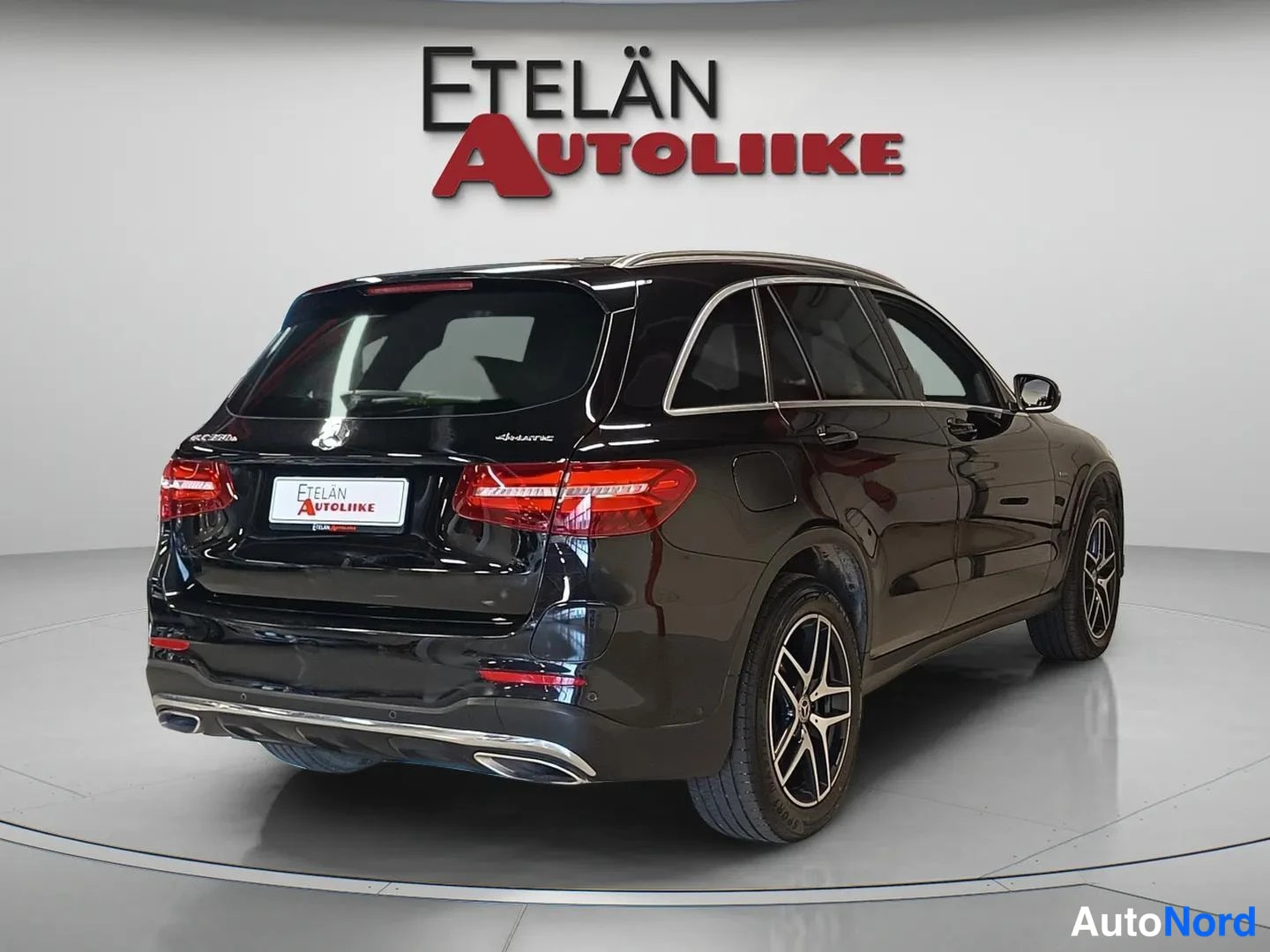 Takaviisto: Musta Mercedes-Benz GLC takaviistosta, auton oikea kylki ja takakolmikko näkyvät, monivannemetallivanteet.