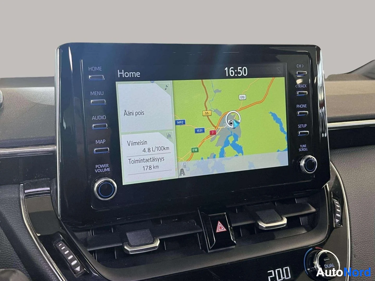 Muu: Infotainment-näytön Home-näkymä näyttää kartan, kulutuksen 4,8 L/100km ja toimintaetäisyyden 178 km.