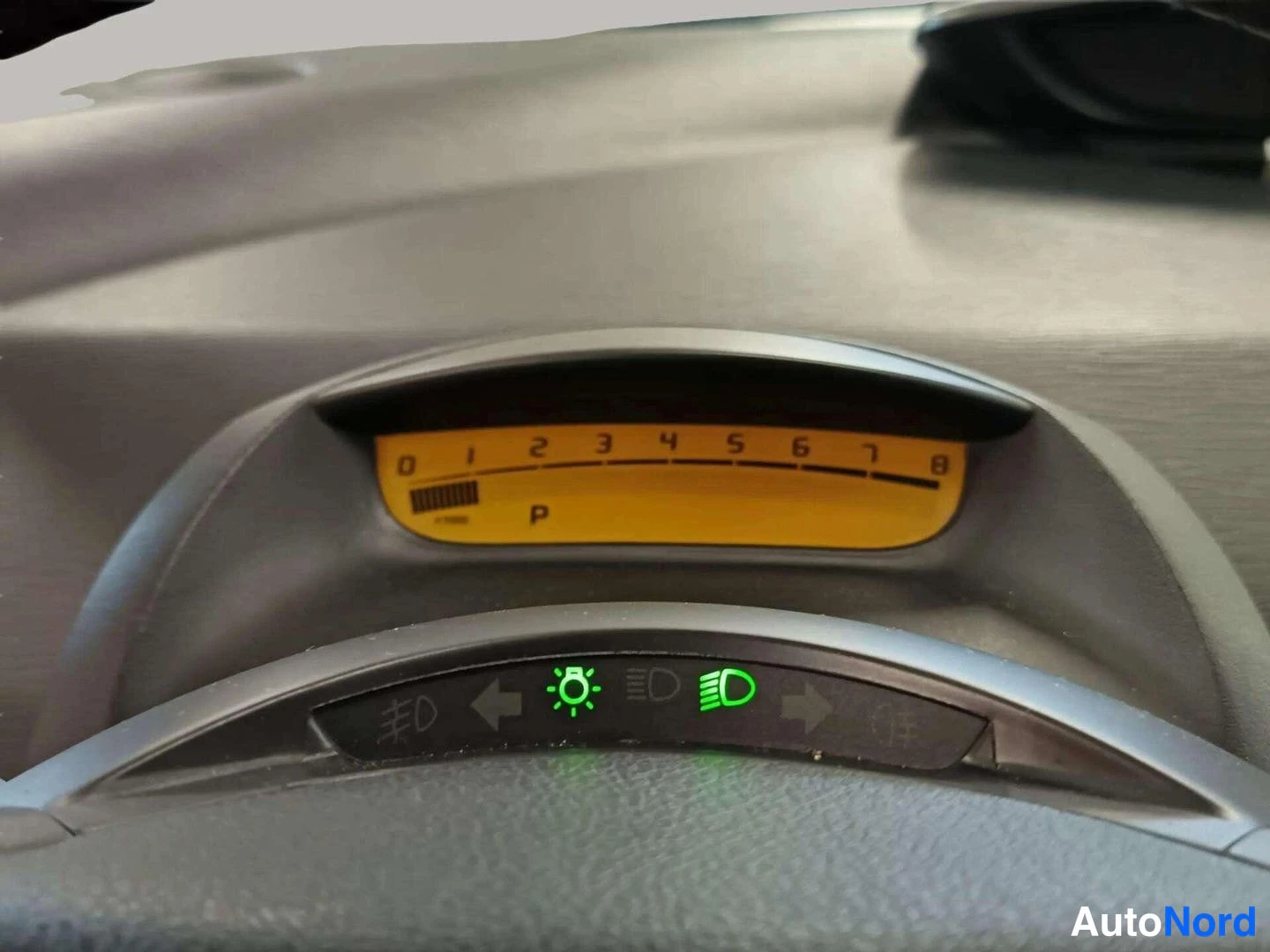 Muu: Citroënin digitaalinen mittaristo, jossa oranssi nopeusasteikko 0-8 x 10 km/h ja P-merkki, sekä vihreät valot merkkivalot.