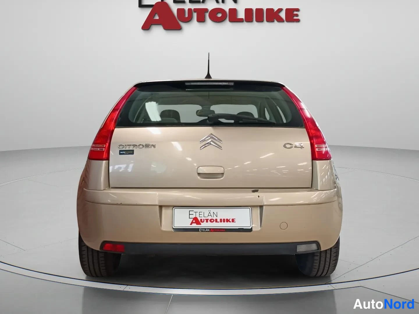 Takaa: Citroën C4:n takapää suoraan takaa valokuvastudiossa; rekisterikilven paikalla Etelän Autoliikkeen mainoskilpi.
