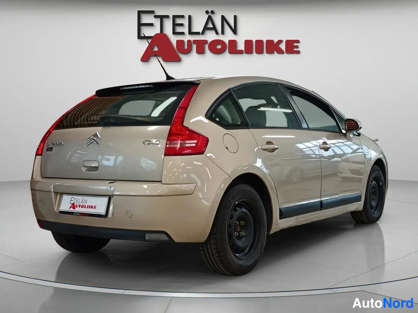 Takaviisto: Citroën C4 takaviistosta oikealta; takavalo ja C4-merkintä näkyvät, oikeanpuoleisessa takapyörässä musta teräsvanne.