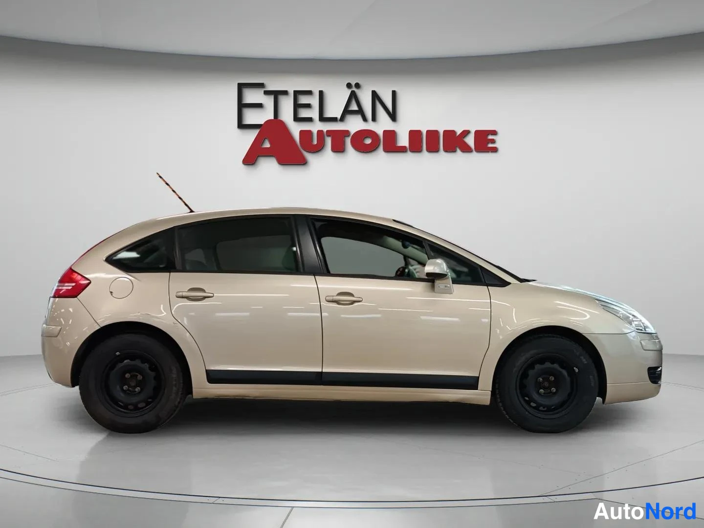 Etuviisto, nokka oikealle: Citroën C4 sivulta oikealta; auton keula kuvan oikeassa reunassa ja koko kylki näkyvissä.