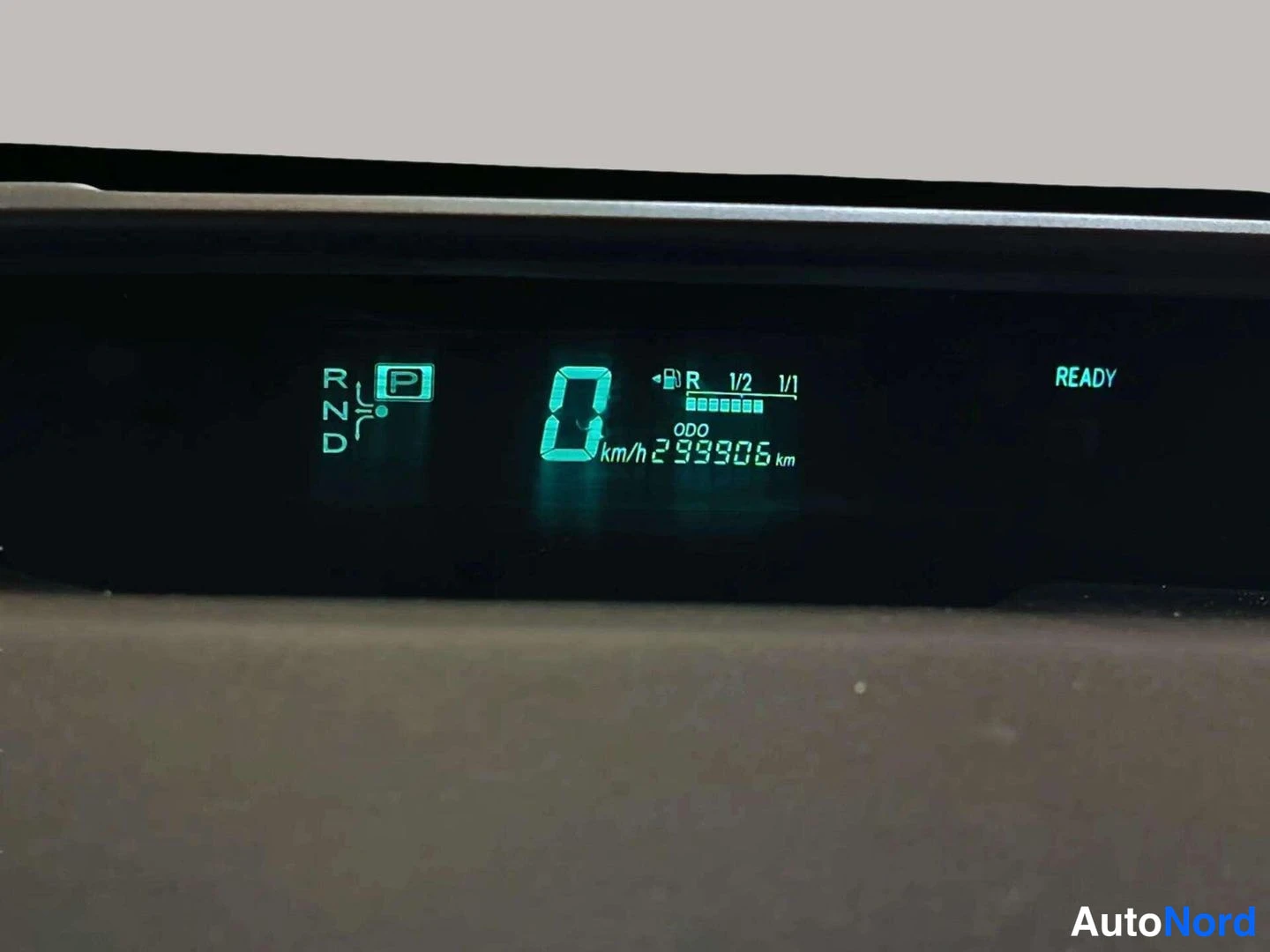 Muu: Digitaalinen mittaristo näyttää ODO-lukemaa 299906 km, nopeutta 0 km/h sekä P-merkintää ja READY-ilmaisekinta.