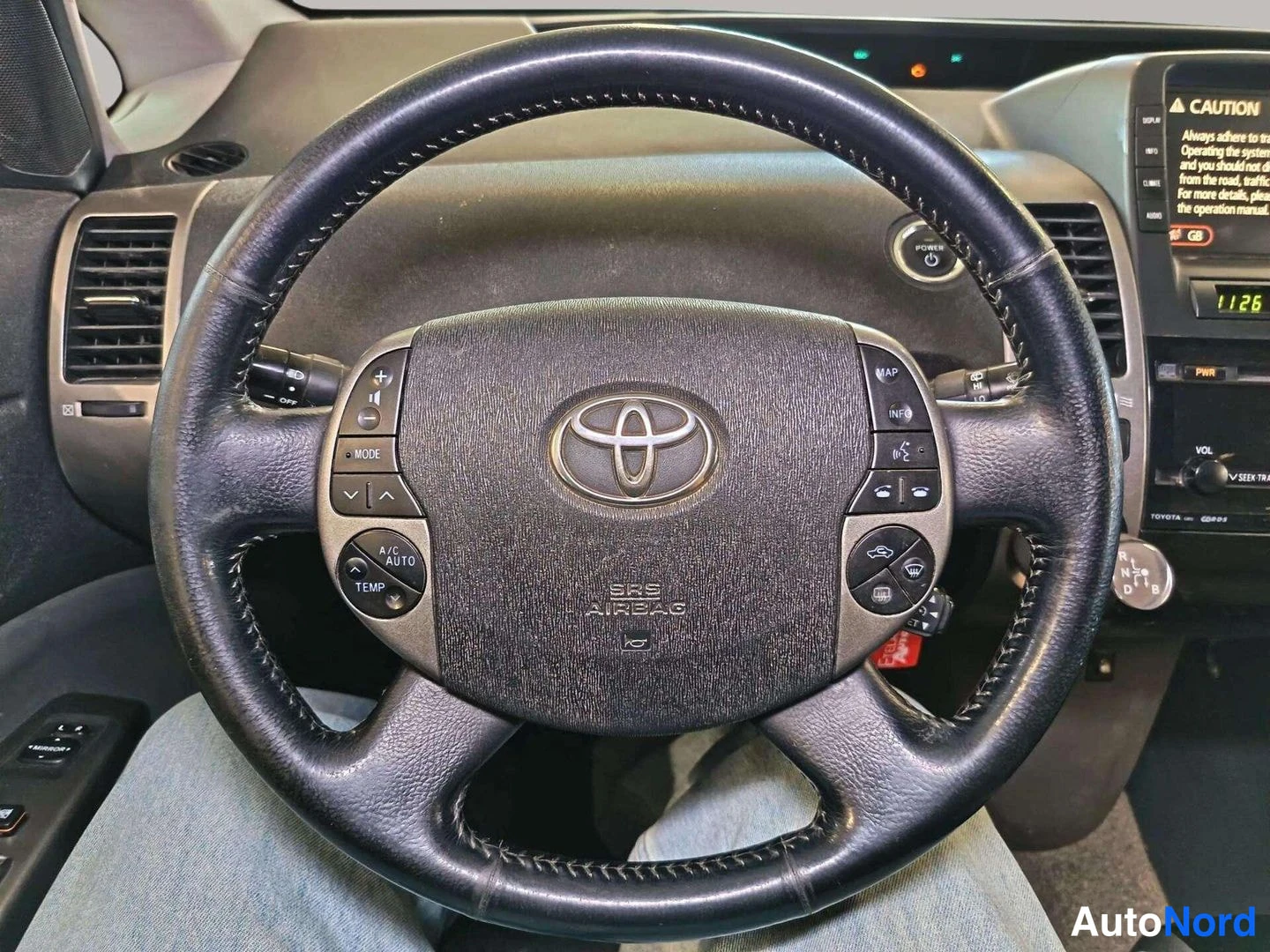Muu: Ohjauspyörän takaa kuvattu Toyota-logolla varustettu ohjauspyörä, jonka puhuu SRS Airbag, ja mittaristossa CAUTION-teksti.