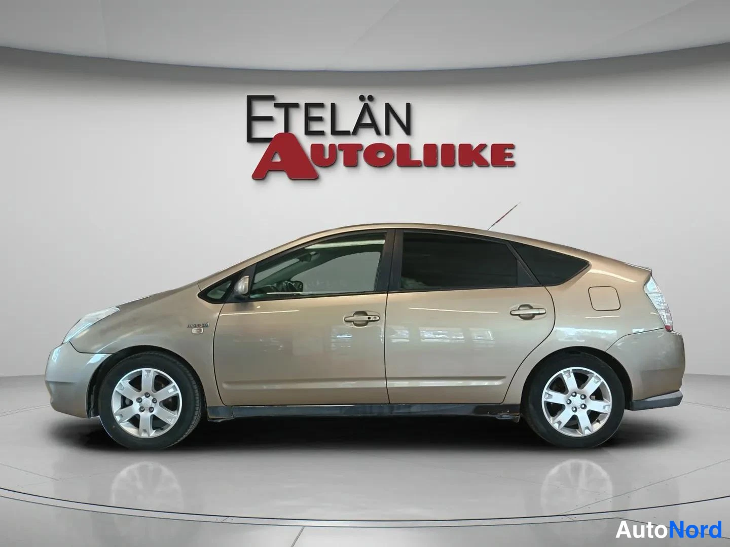 Sivulta: Toyota Prius 2008, sivukuva vasemmalta; viisiovinen korimalli, katvekuva studiotyyppisessä valaistuksessa.