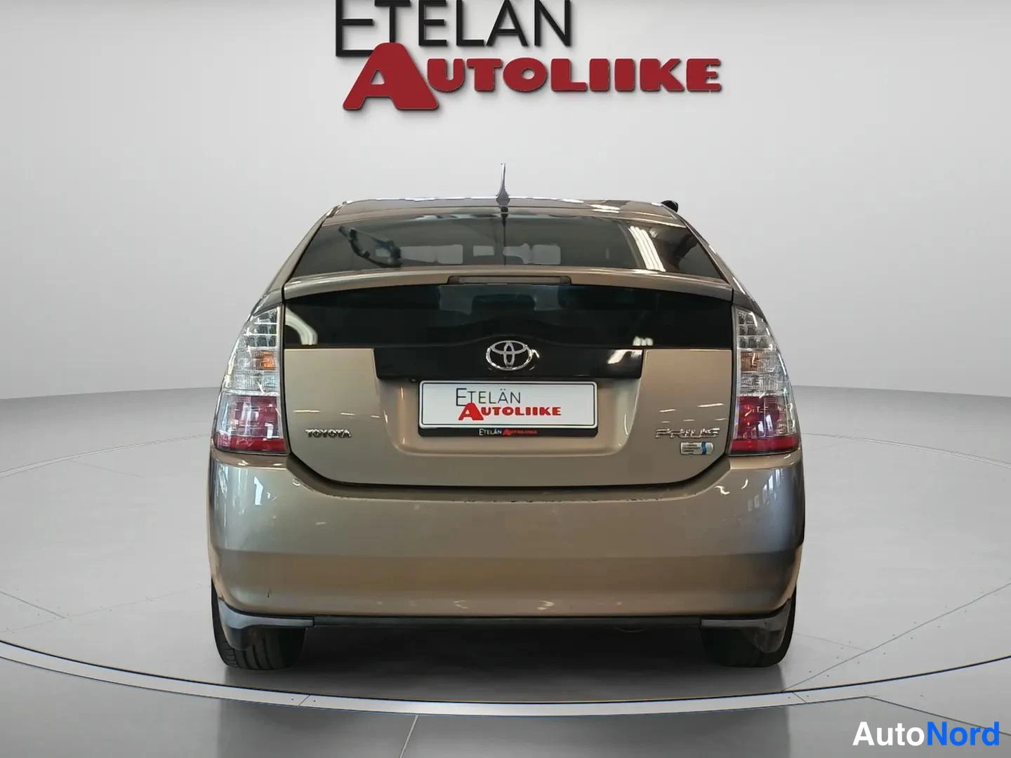 Takaa: Auto suoraan takaa: takavalot, Toyota-merkki ja tavaratilan kansi näkyvät.