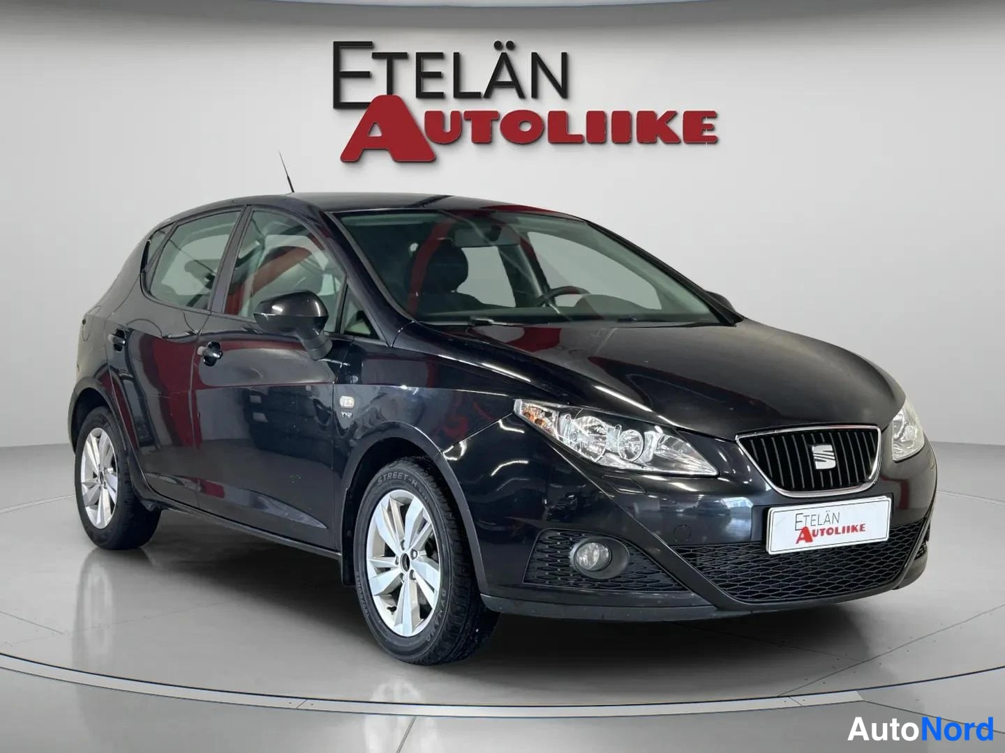 Etuviisto, nokka oikealle: Musta Seat Ibiza viistosti edestä oikealta kuvattuna.