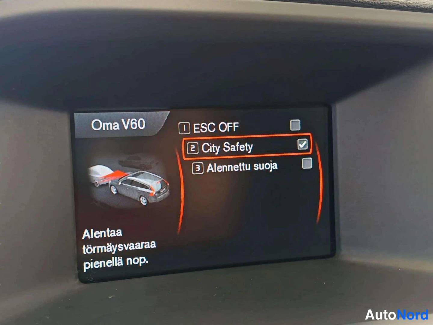 Yksityiskohta: Auton näyttö, jossa valikossa Oma V60 on kohta City Safety valittuna ruudulla: Alentaa törmäysvaaraa pienellä nop.