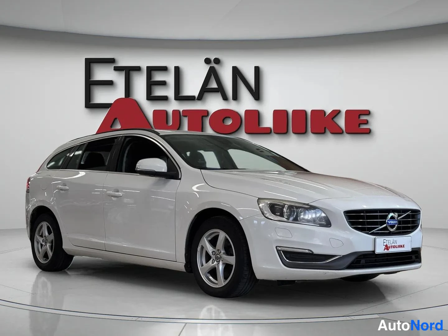 Valkoinen Volvo V60 2014, etuviisto, keula oikealle, kuva 2