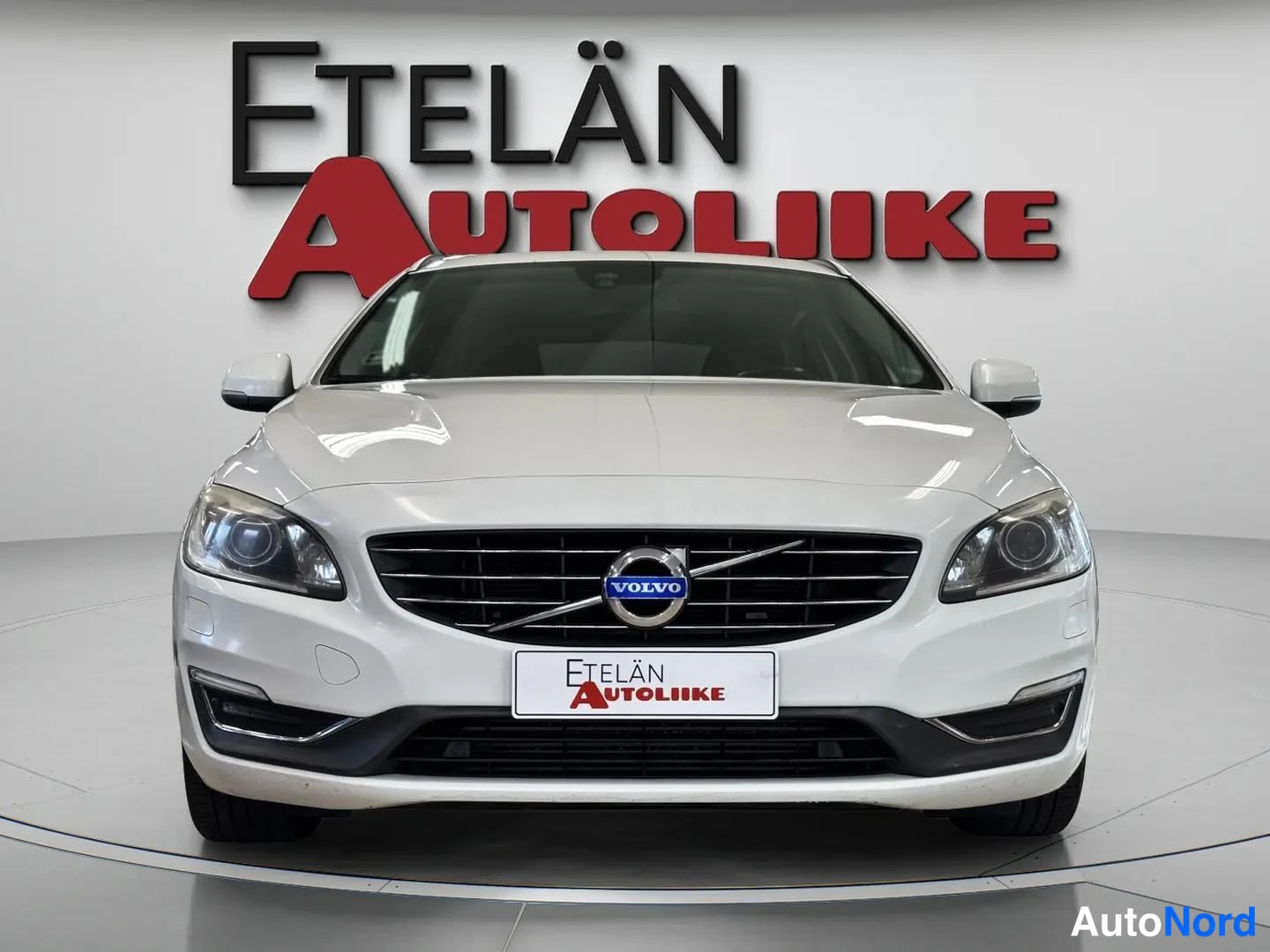 Valkoinen Volvo V60 2014, edestä, kuva 3