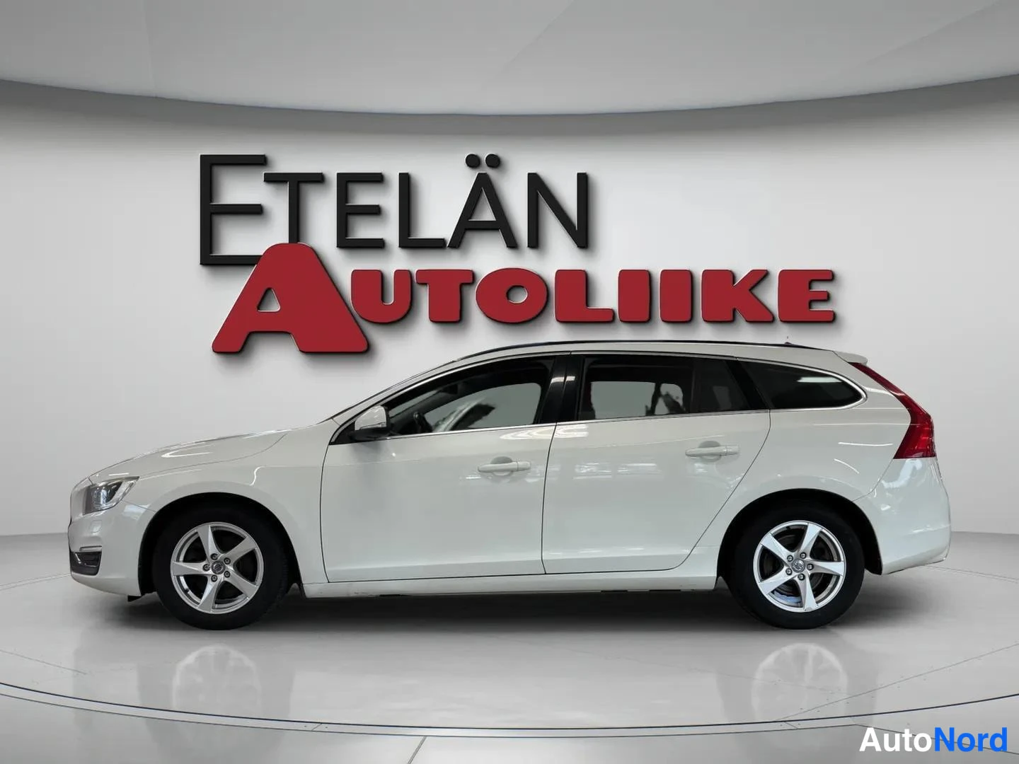 Valkoinen Volvo V60 2014, sivulta, kuva 4