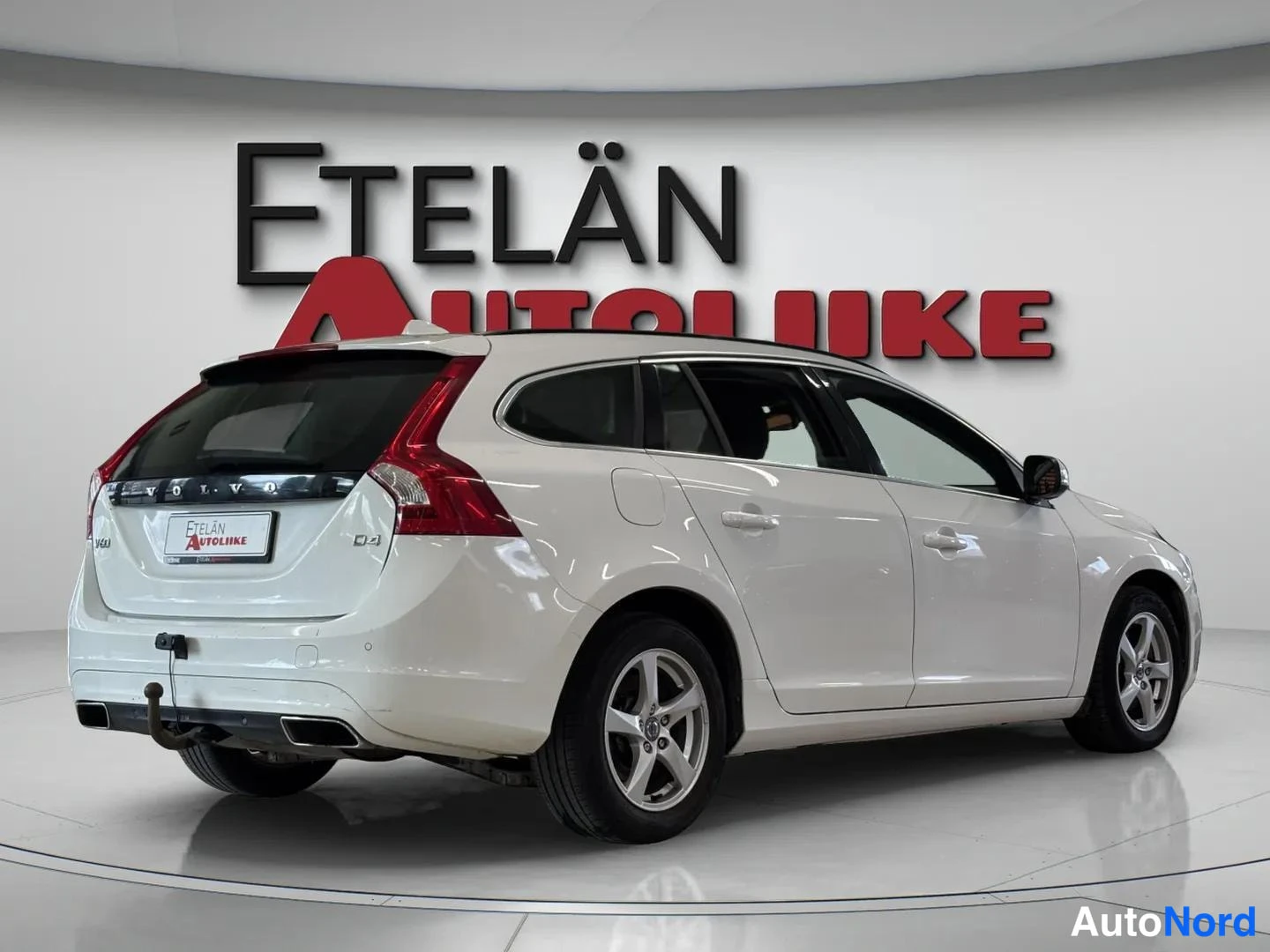 Valkoinen Volvo V60 2014, takaviisto, kuva 5