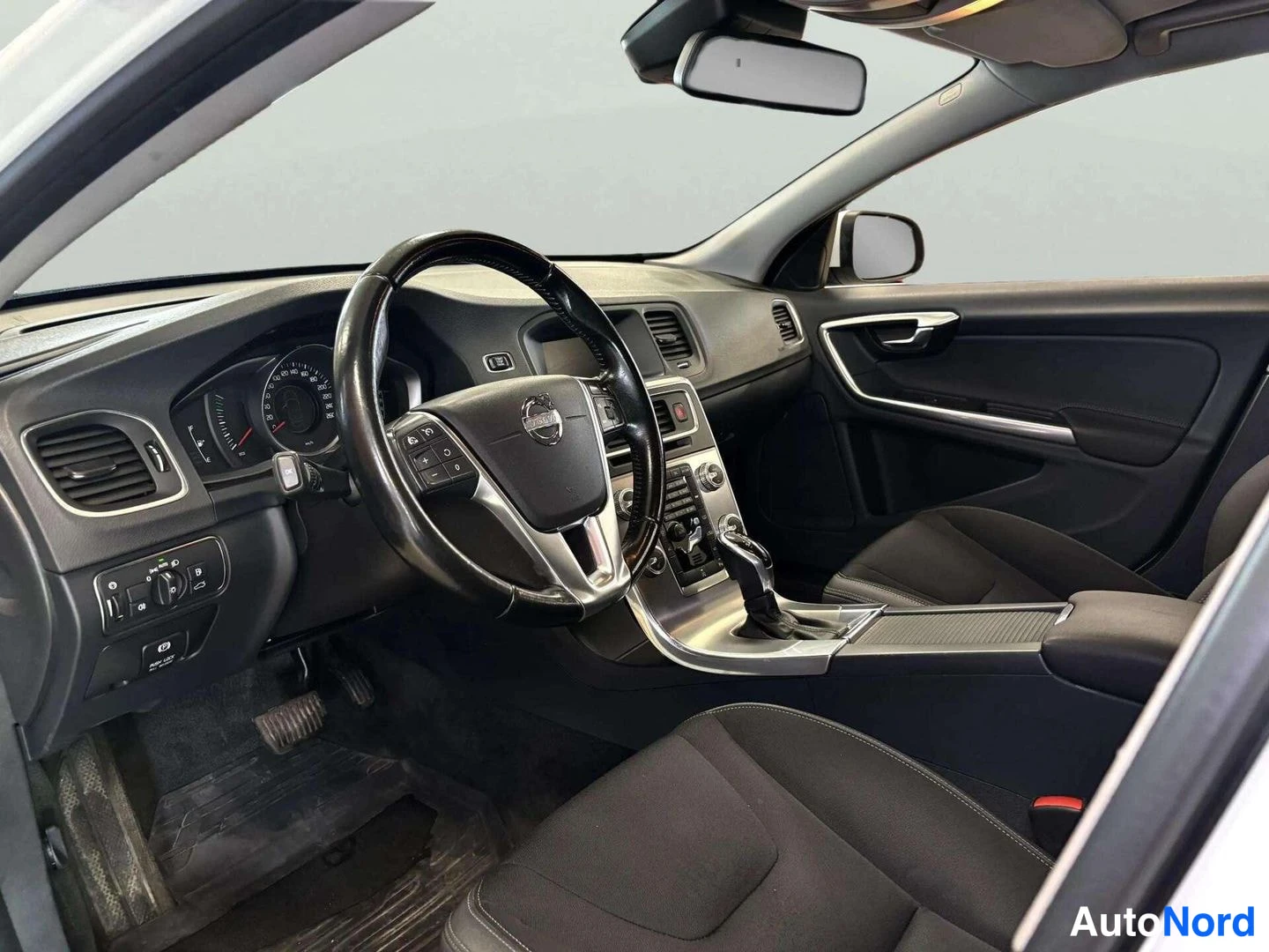 Valkoinen Volvo V60 2014, kuva 8