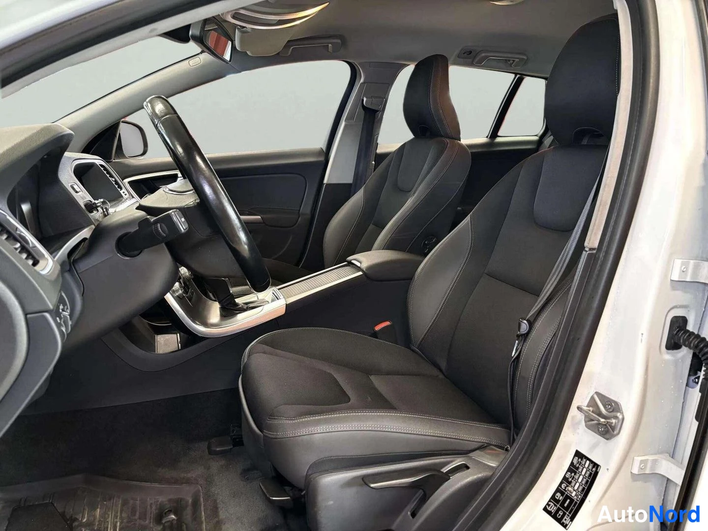 Valkoinen Volvo V60 2014, kuva 9