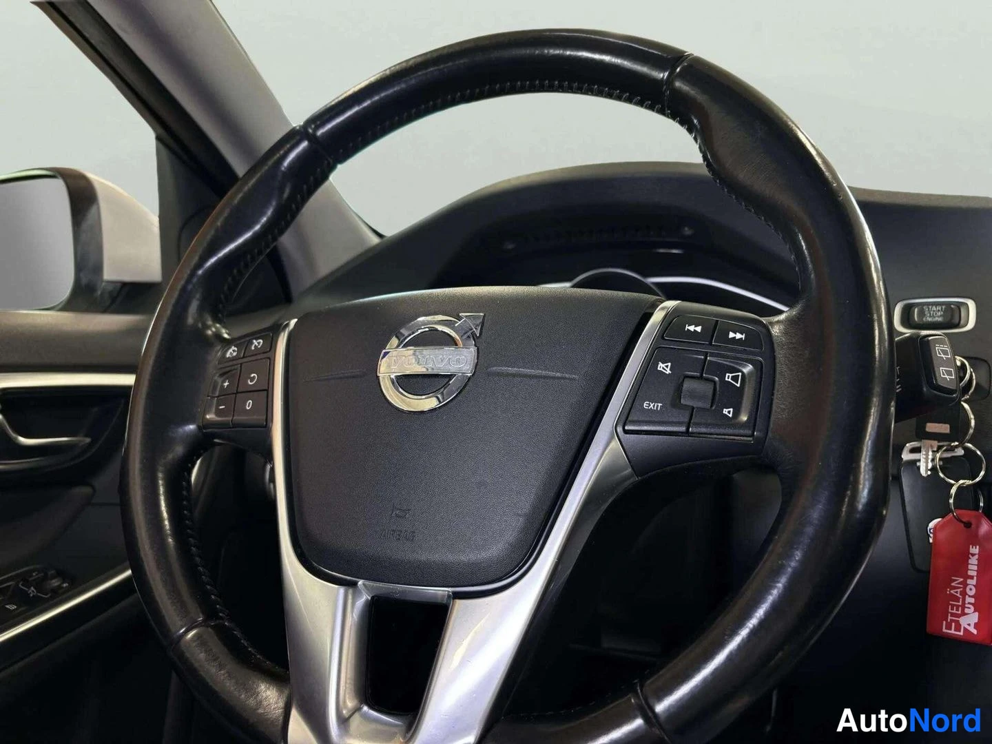 Valkoinen Volvo V60 2014, kuva 25