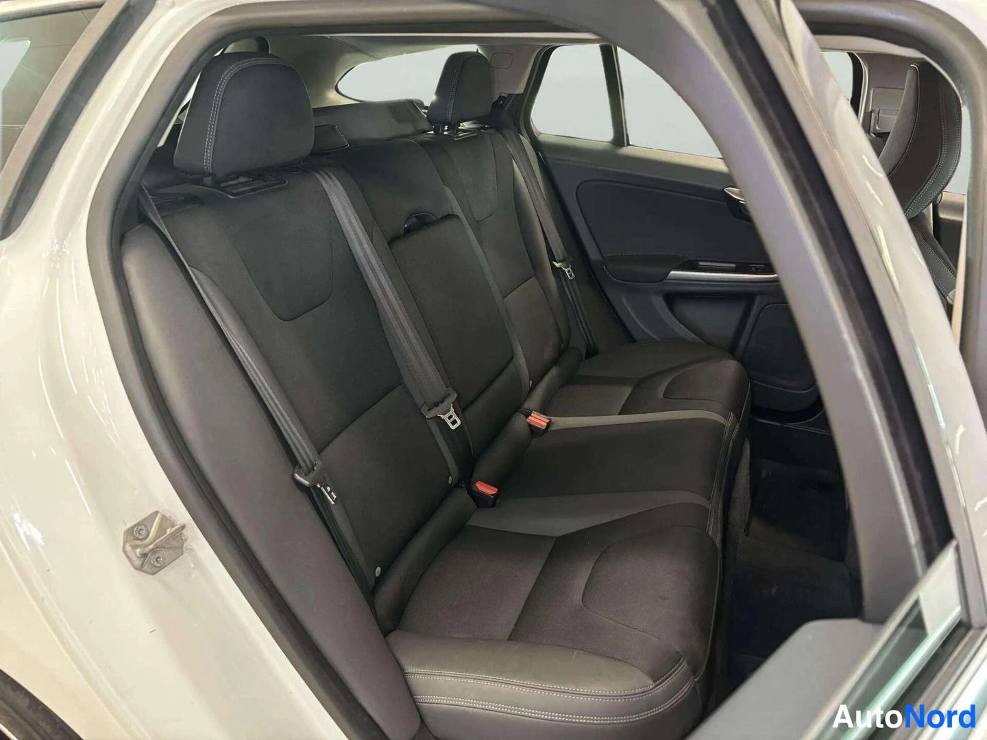 Valkoinen Volvo V60 2014, kuva 16