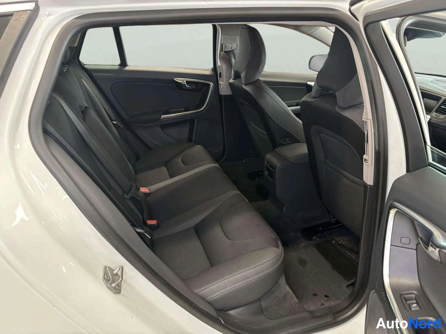 Valkoinen Volvo V60 2014, kuva 17
