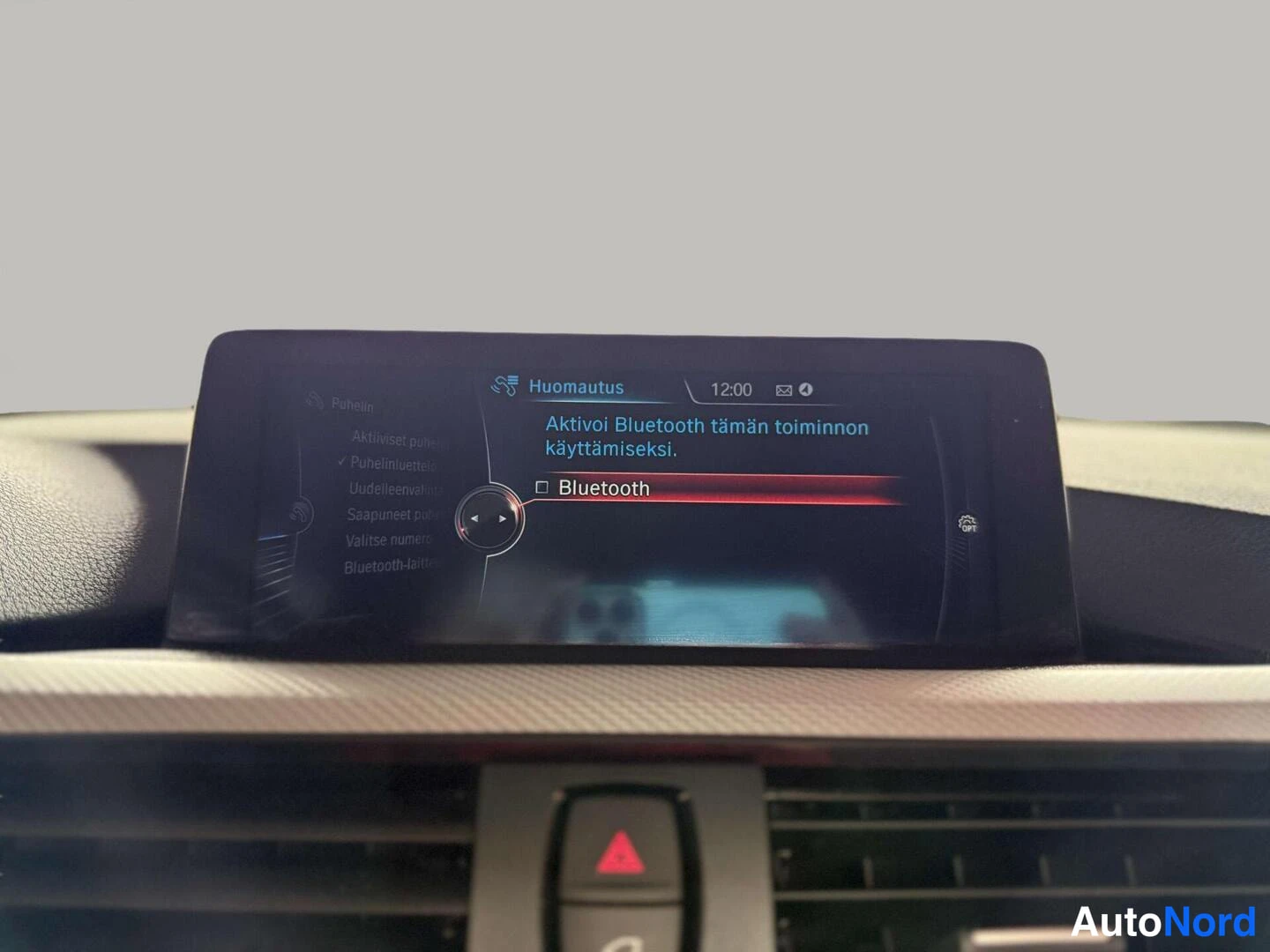 Yksityiskohta: Auton näyttö, jossa Bluetooth-asetusvalikko tekstillä 'Aktivoi Bluetooth tämän toiminnon käyttämiseksi'.