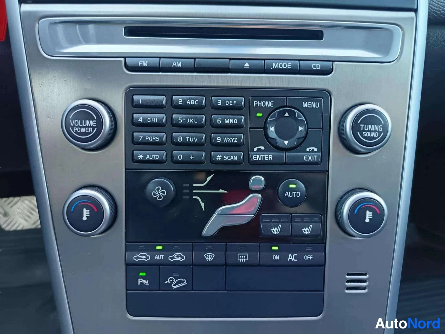 Muu: Keskikonsolin radiopaneeli ja ilmastointisÃ¤Ã¤timet: numeronÃ¤ppÃ¤imistÃ¶, PHONE, MENU, ENTER, EXIT -painikkeet, VOLUME POWER- ja TUNING SOUND -nupit, lÃ¤mpÃ¶ti