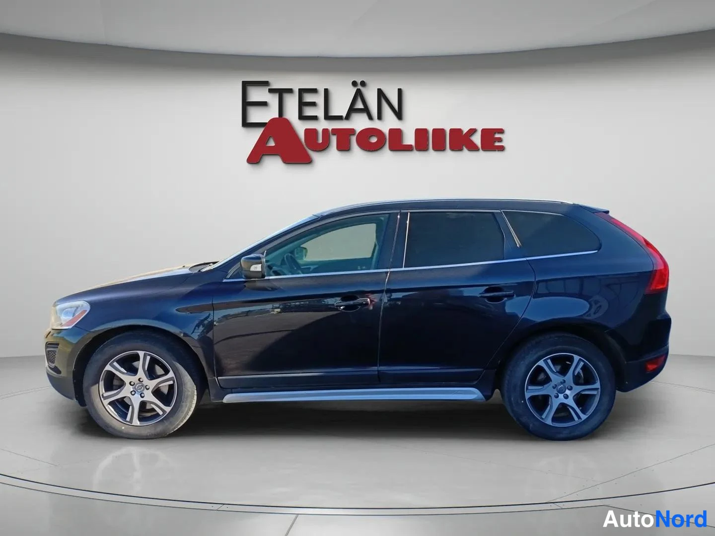 Sivulta: Volvo XC60:n sivunäkymä, musta kori ja alumiinivanteet