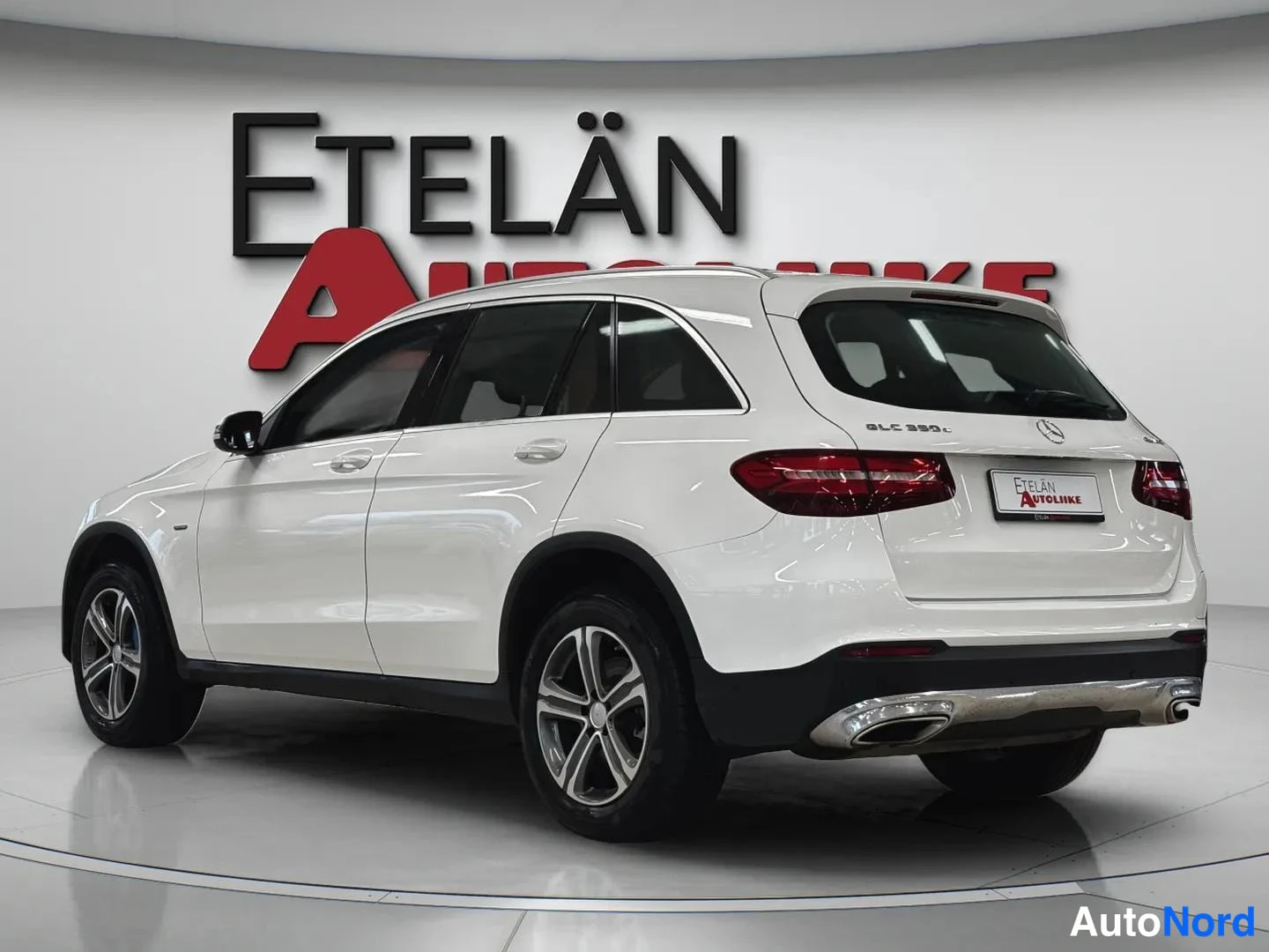 Takaviisto: Mercedes-Benz GLC:n takakulmanäyttö: valoisanvärinen maasturi, jonka takavalot, avattava takaluukku ja neljä pakoputkea ovat näkyvissä.