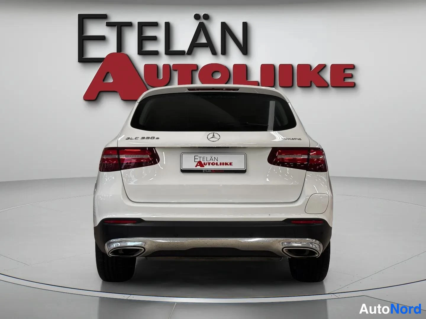 Takaa: Suora takaa kuvattu valkoinen Mercedes-Benz GLC 350e -maasturi, jonka peräpeltissä lukee mallitunnus.