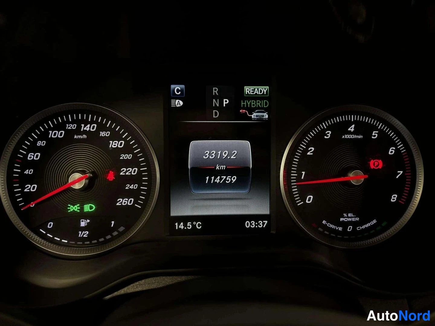 Muu: Mittaristo lähikuvassa: nopeus- ja kierroslukumittarit sekä keskinäyttö, jossa HYBRID- ja READY-merkinnät, matkamittari 3319.2 km, kokonaismatka 114759 km, 14,5