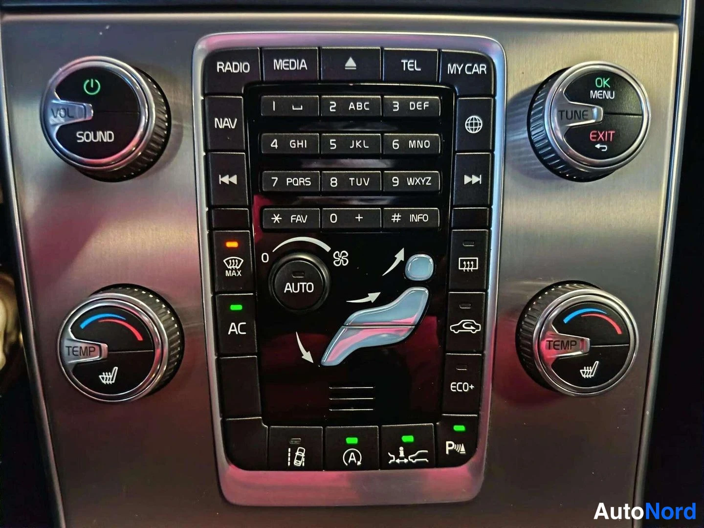 Muu: Keskitelineen painikkeet ja ilmastointisäätimet: radio-, media-, NAV- ja TEL-napit, numeronäppäimet, AUTO- ja AC-painikkeet sekä kaksi TEMP-kevytpyörää.