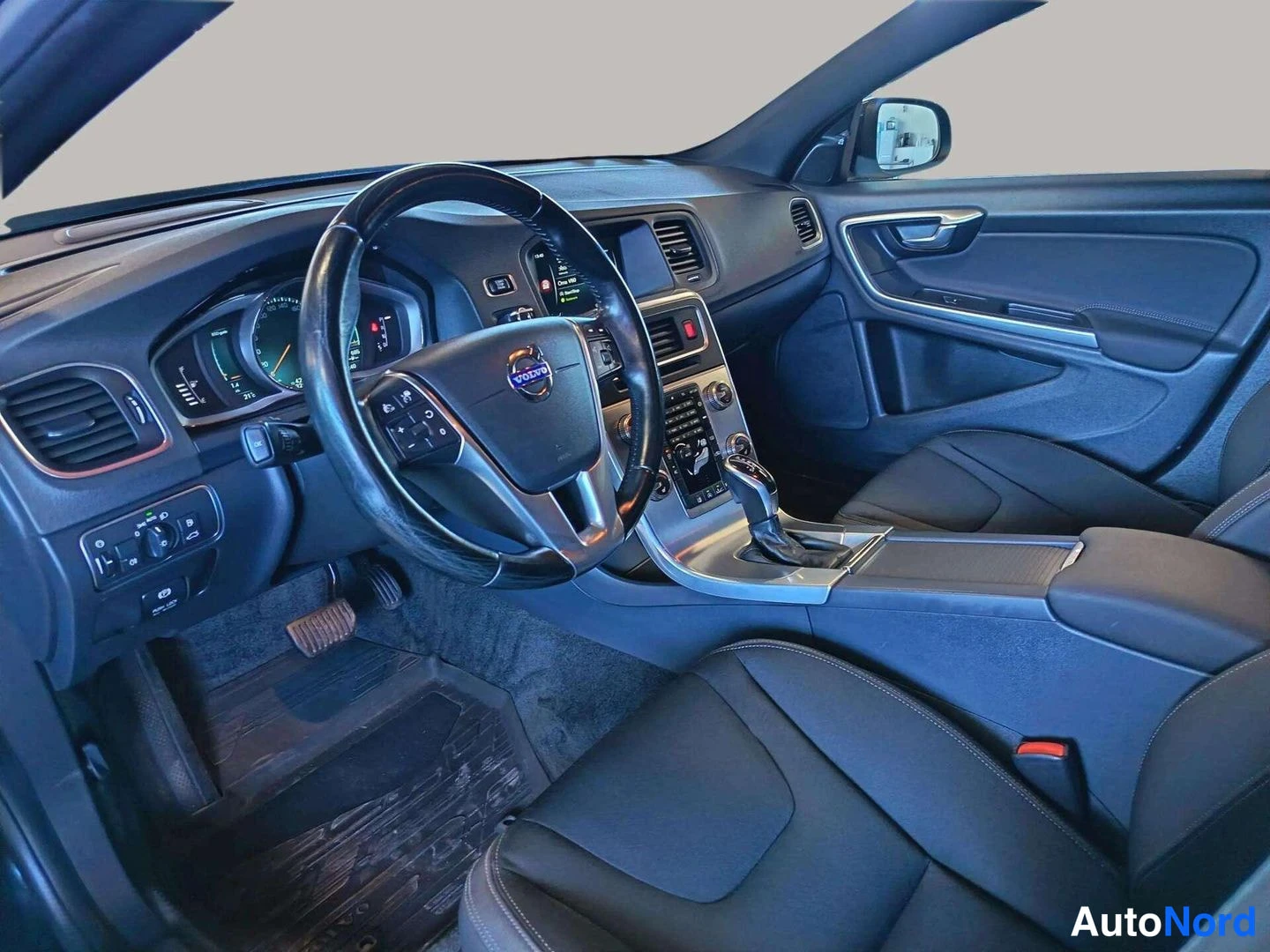 Etuviisto, nokka vasemmalle: Volvo V60 cockpit: leather steering wheel, infotainment display and black leather front seats on driver's side