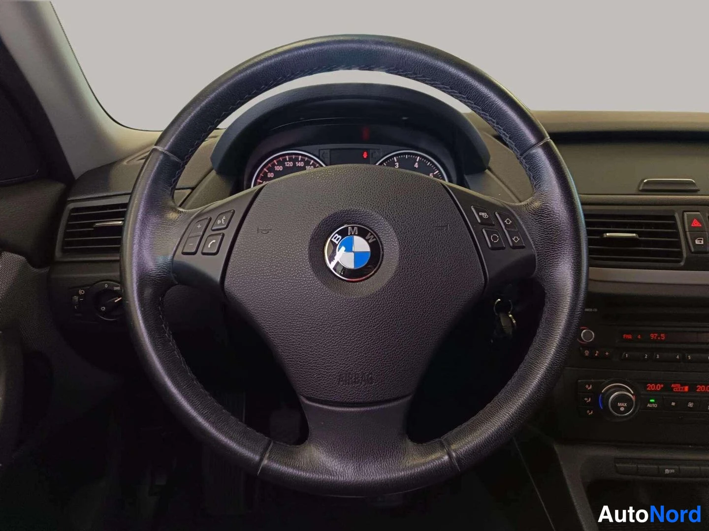Muu: BMW-ohjauspyörä ja kojelaudan mittarit suoraan edestä kuvattuna.