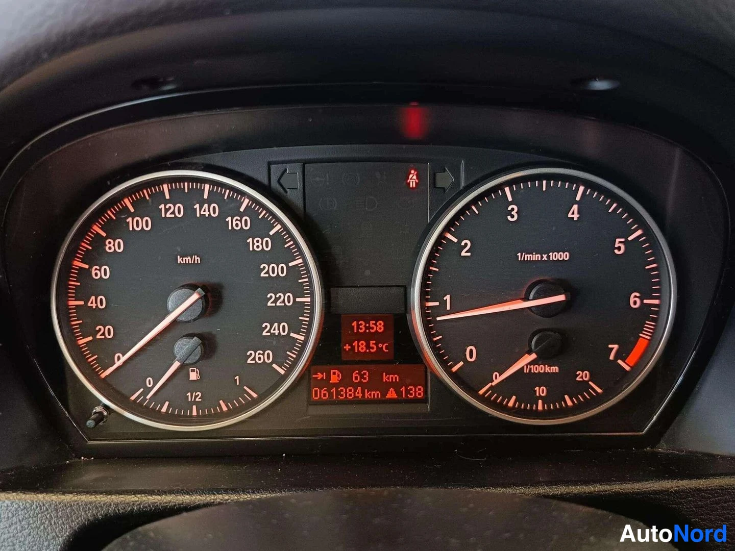 Muu: Kojelaudan mittaristo: nopeusmittari ja kierrosmittari, näyttö 061384 km ja 13:58.