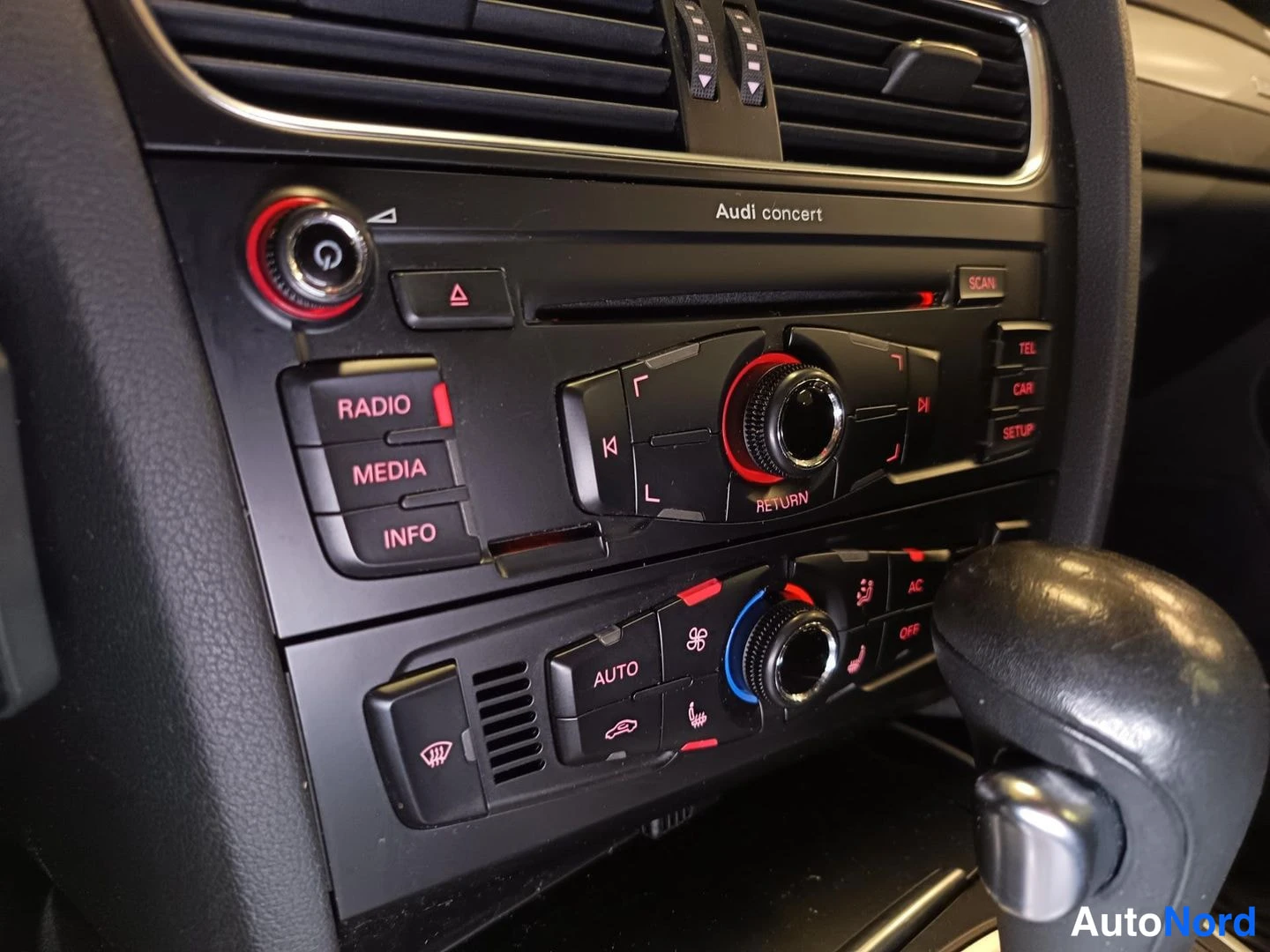 Edestä: Audi concert -radio ja ilmastoinnin AUTOKYTKIN-painikkeet