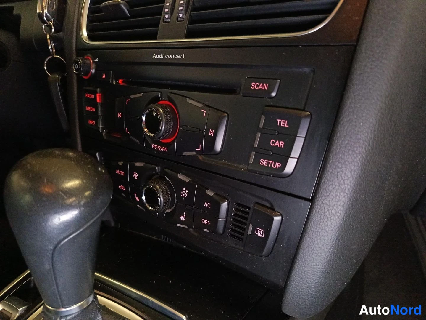 Edestä: Keskikonsolin radiopaneeli TEL-, CAR- ja SETUP-painikkeilla