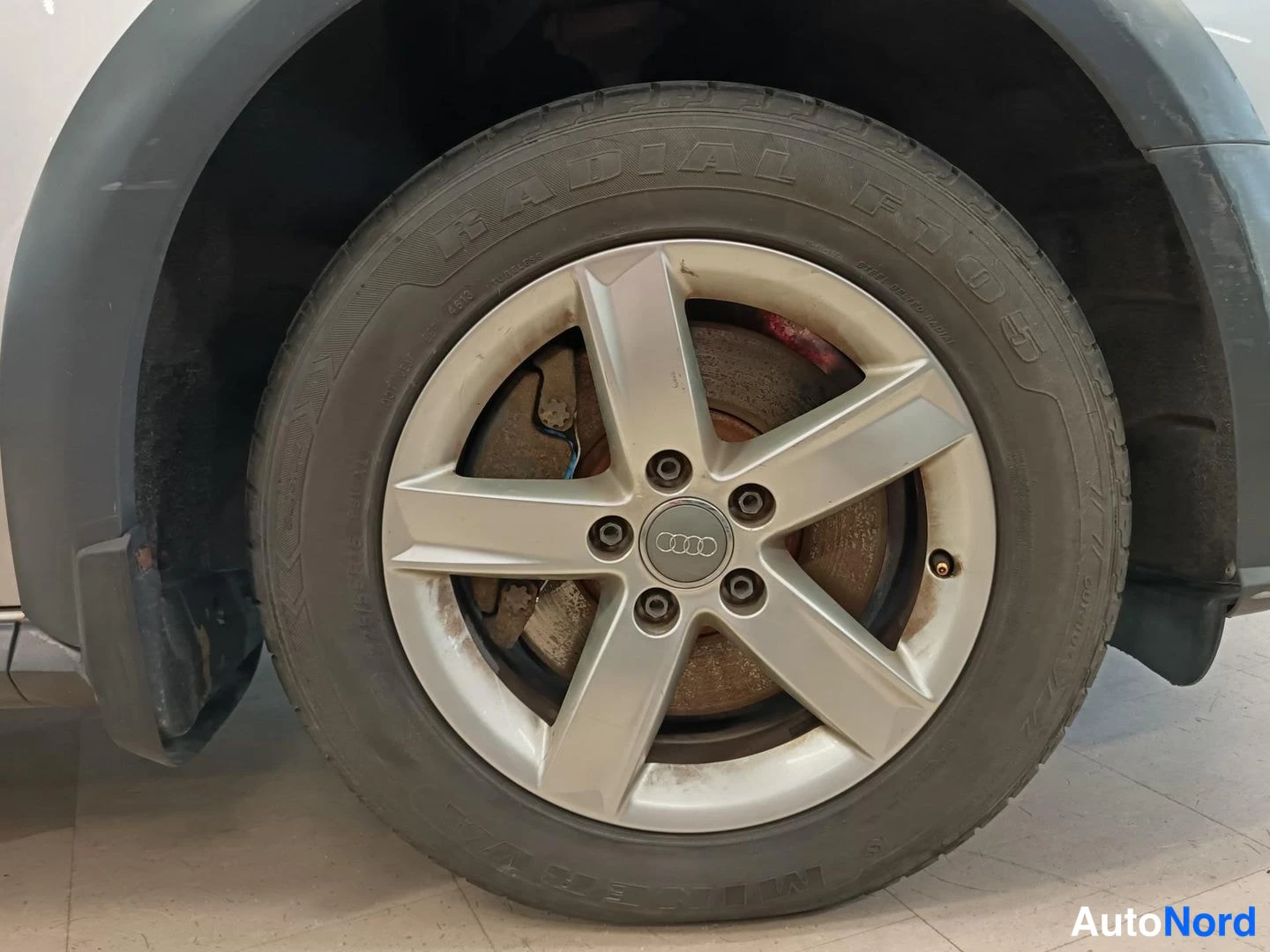 Yksityiskohta: Alloy wheel with Audi logo and tyre marked RADIAL F105.