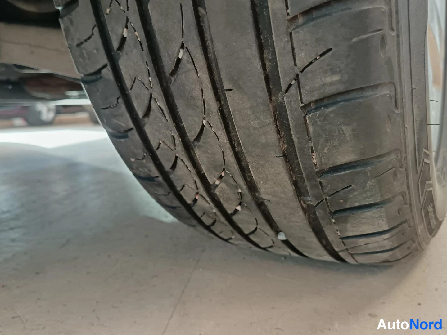 Yksityiskohta: Close-up of a worn summer tyre tread on the car.