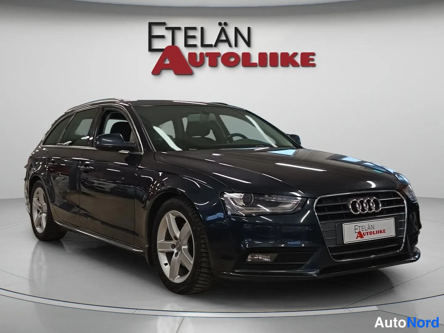 Etuviisto, nokka oikealle: Tummansininen Audi A4 Avant etukulmasta, Etelän Autoliike -logotiivistelmä taustalla