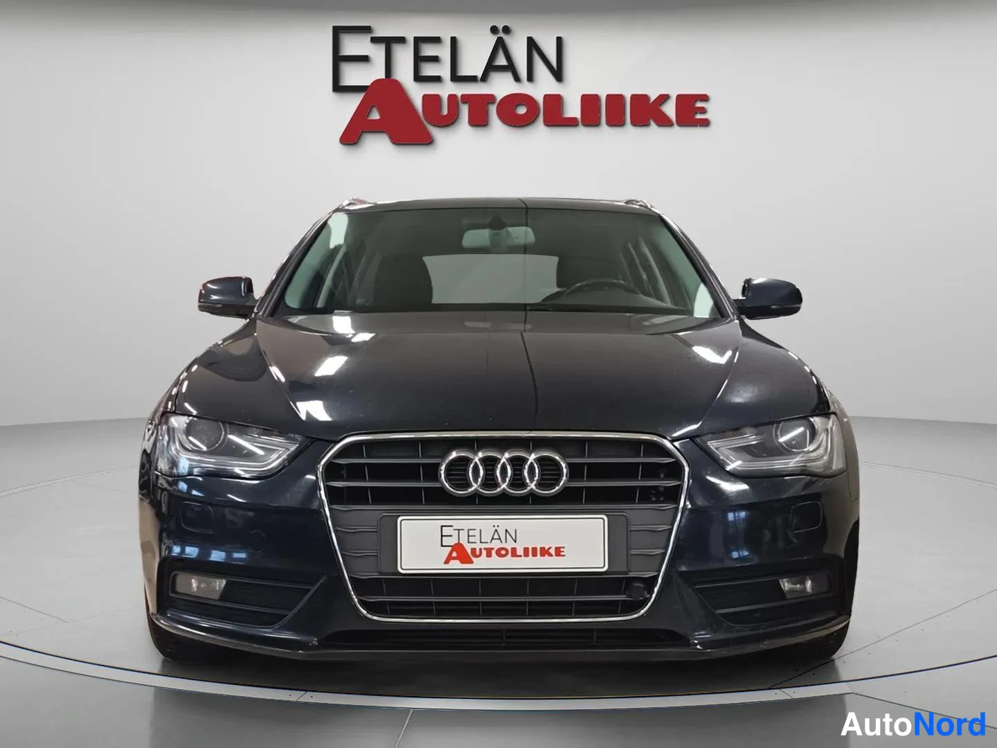 Edestä: Tummansininen Audi A4 edestäpäin, etuvalot ja etusäleikkö näkyvät