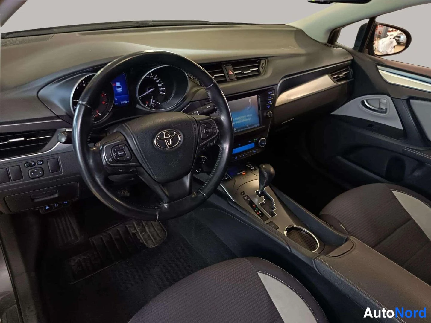 Harmaa Toyota Avensis 2016, kuva 21