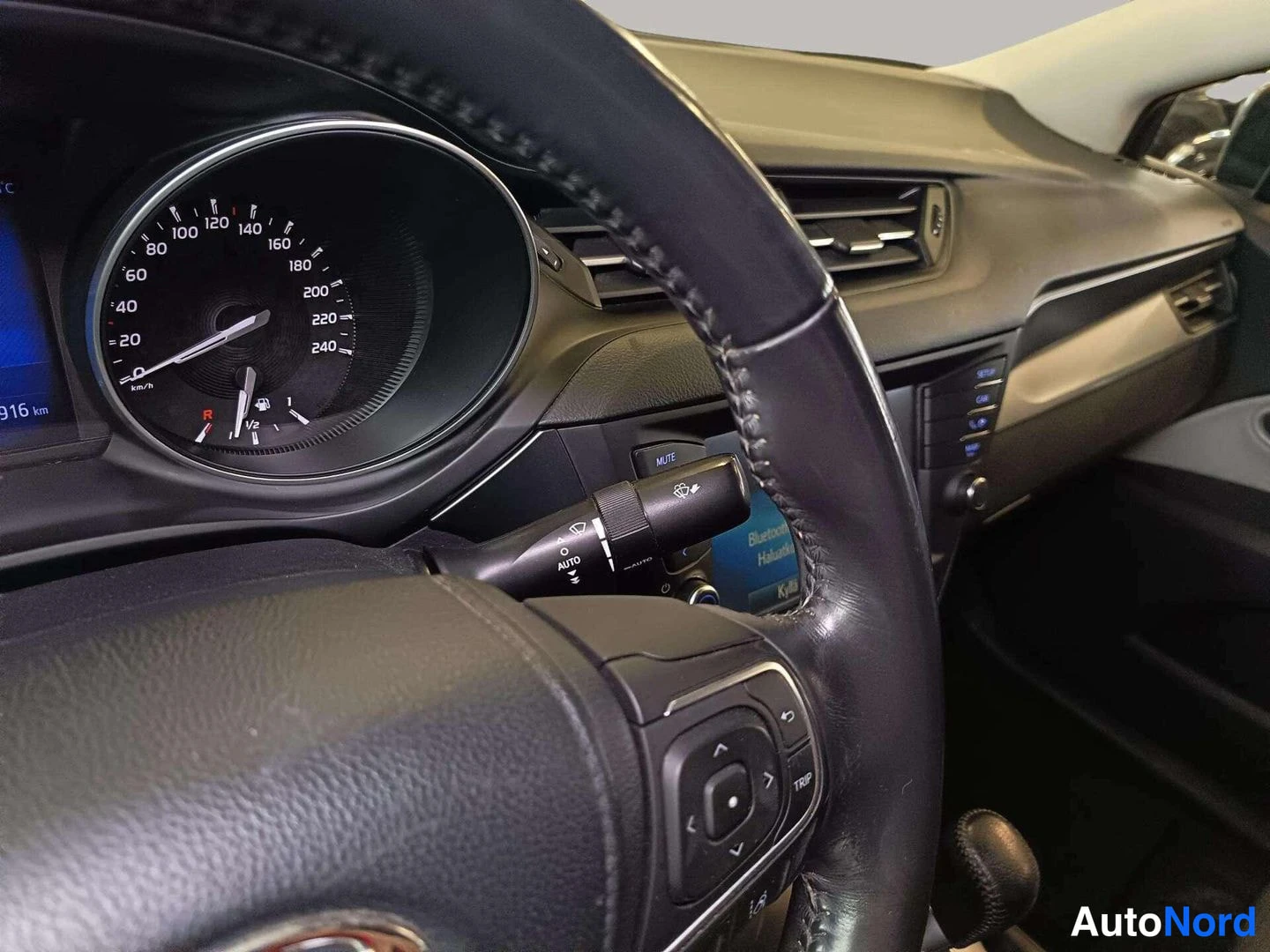 Harmaa Toyota Avensis 2016, kuva 24