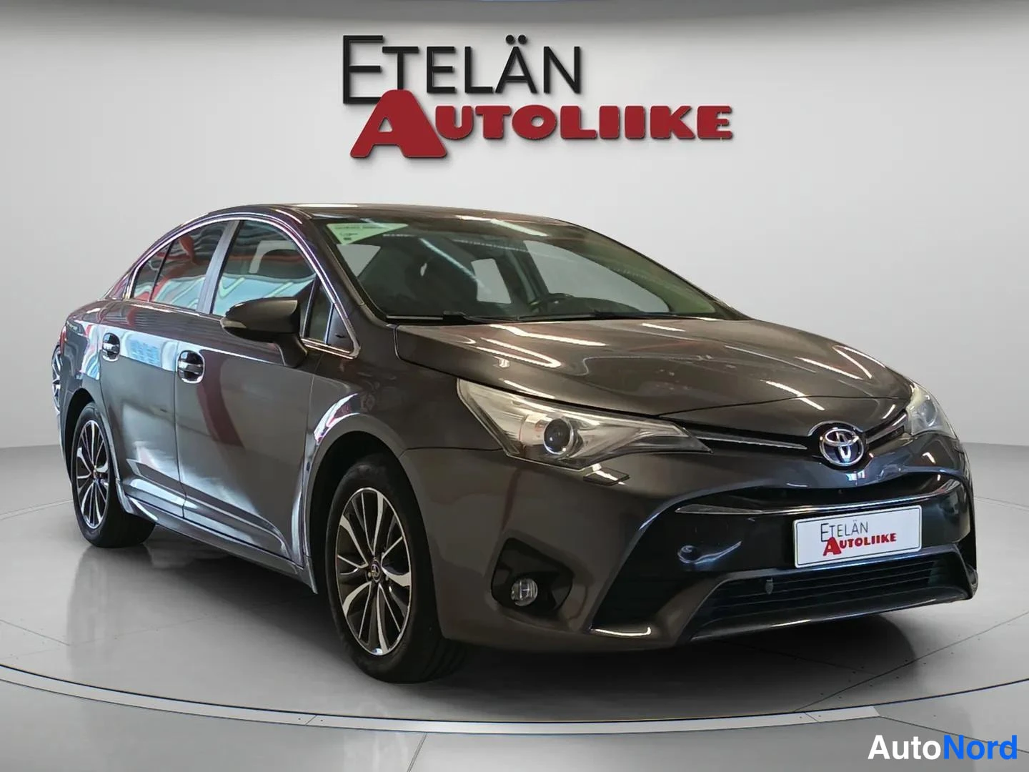 Harmaa Toyota Avensis 2016, etuviisto, keula oikealle, kuva 2