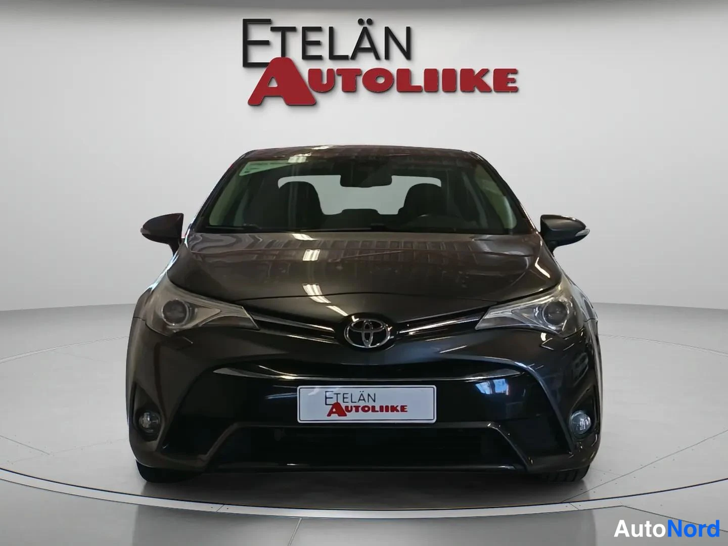 Harmaa Toyota Avensis 2016, edestä, kuva 3