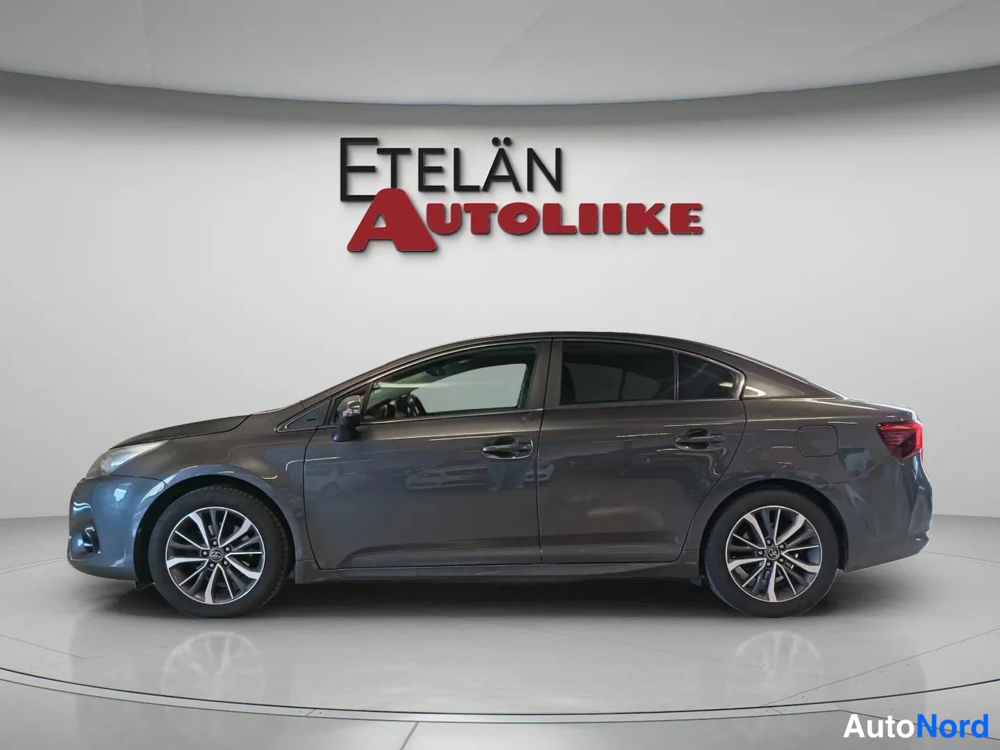 Harmaa Toyota Avensis 2016, sivulta, kuva 4